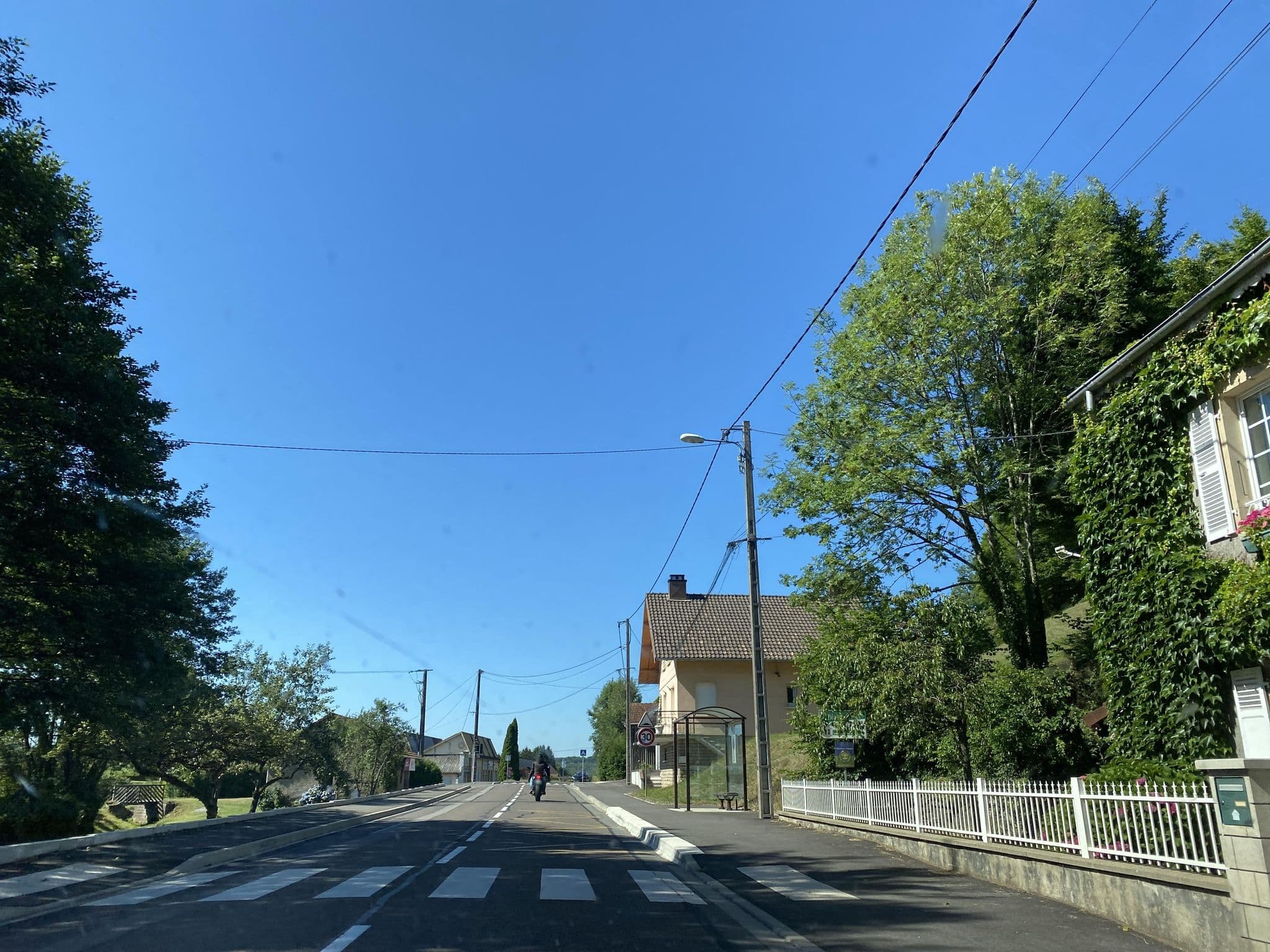 Street view near Les Blancs Volets, Plancher-Bas — © Wuschel (CC BY-SA · Mapillary)