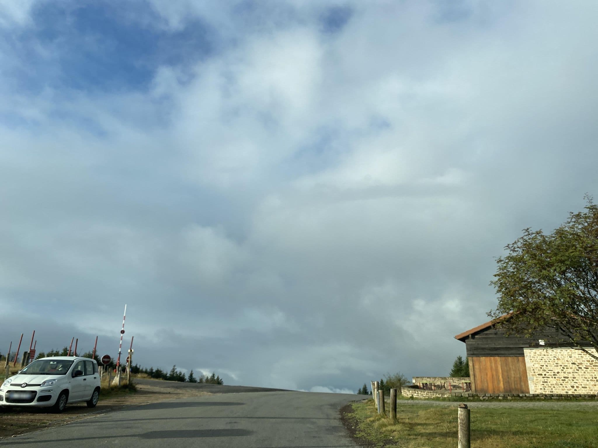 Street view near Gite-auberge du Col du Béal, Job — © fpm (CC BY-SA · Mapillary)