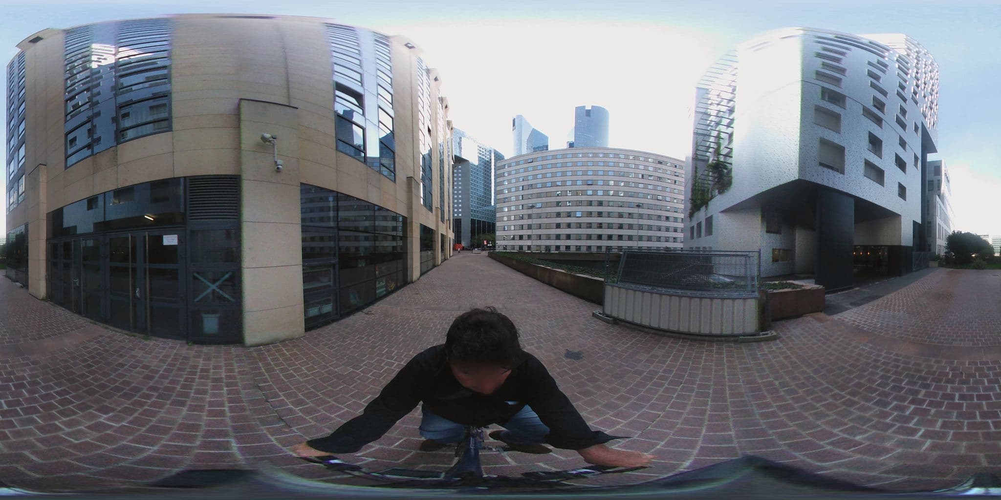Street view near Hôtel Renaissance Paris La Defense, La Defense — © geovelo (CC BY-SA · Mapillary)