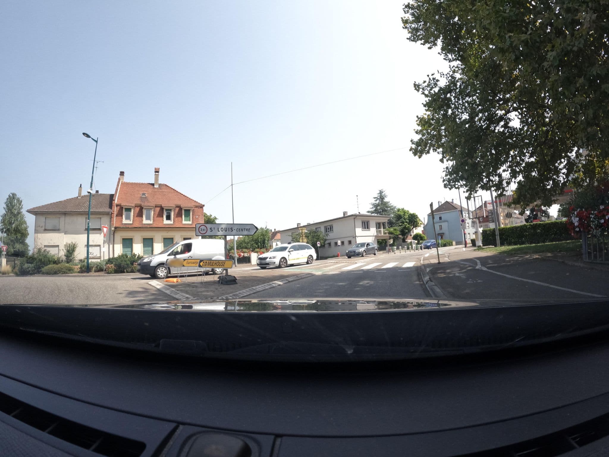 Street view near Studios near Basel Airport, Saint-Louis — © vinisa (CC BY-SA · Mapillary)