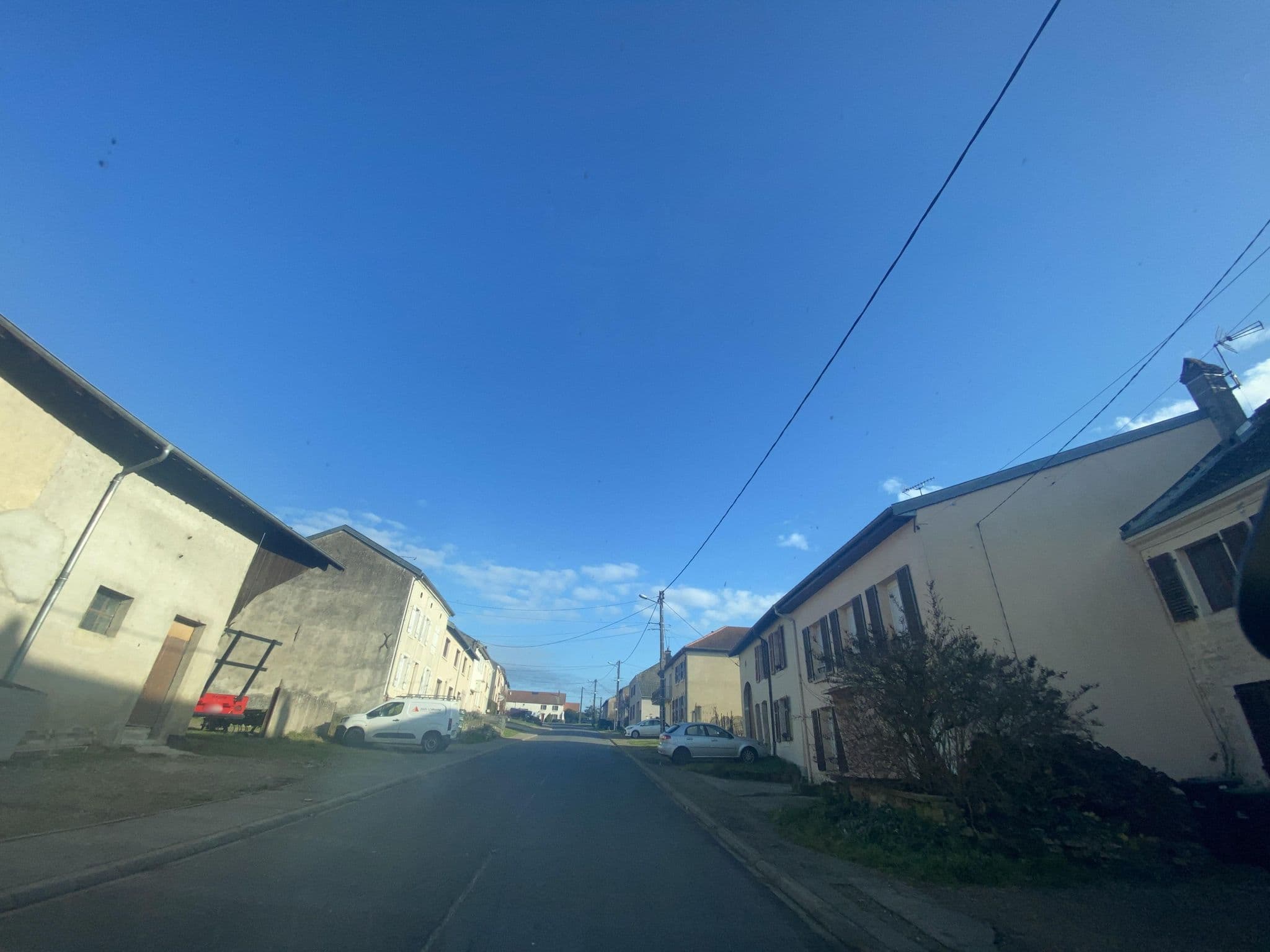 Street view near Clos des Pommes, Champenoux — © petit_jaune (CC BY-SA · Mapillary)
