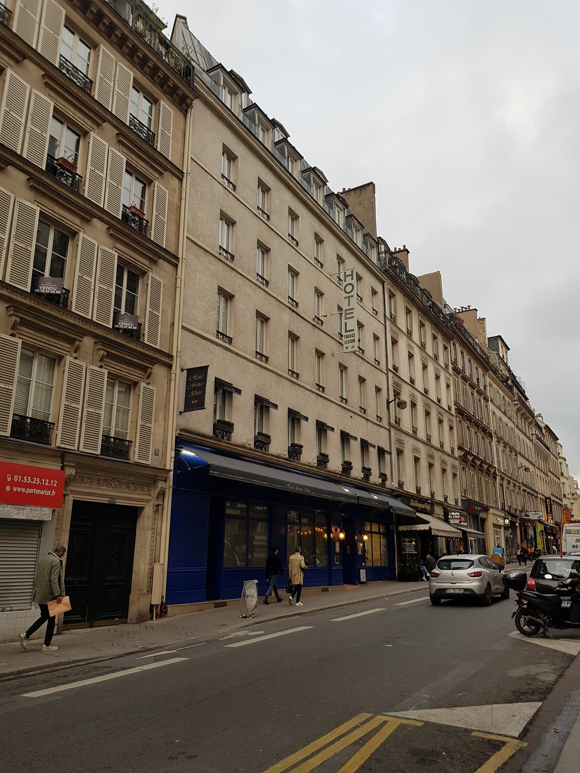 Hôtel France Albion (via Wikimedia Commons, CC BY-SA 3.0)