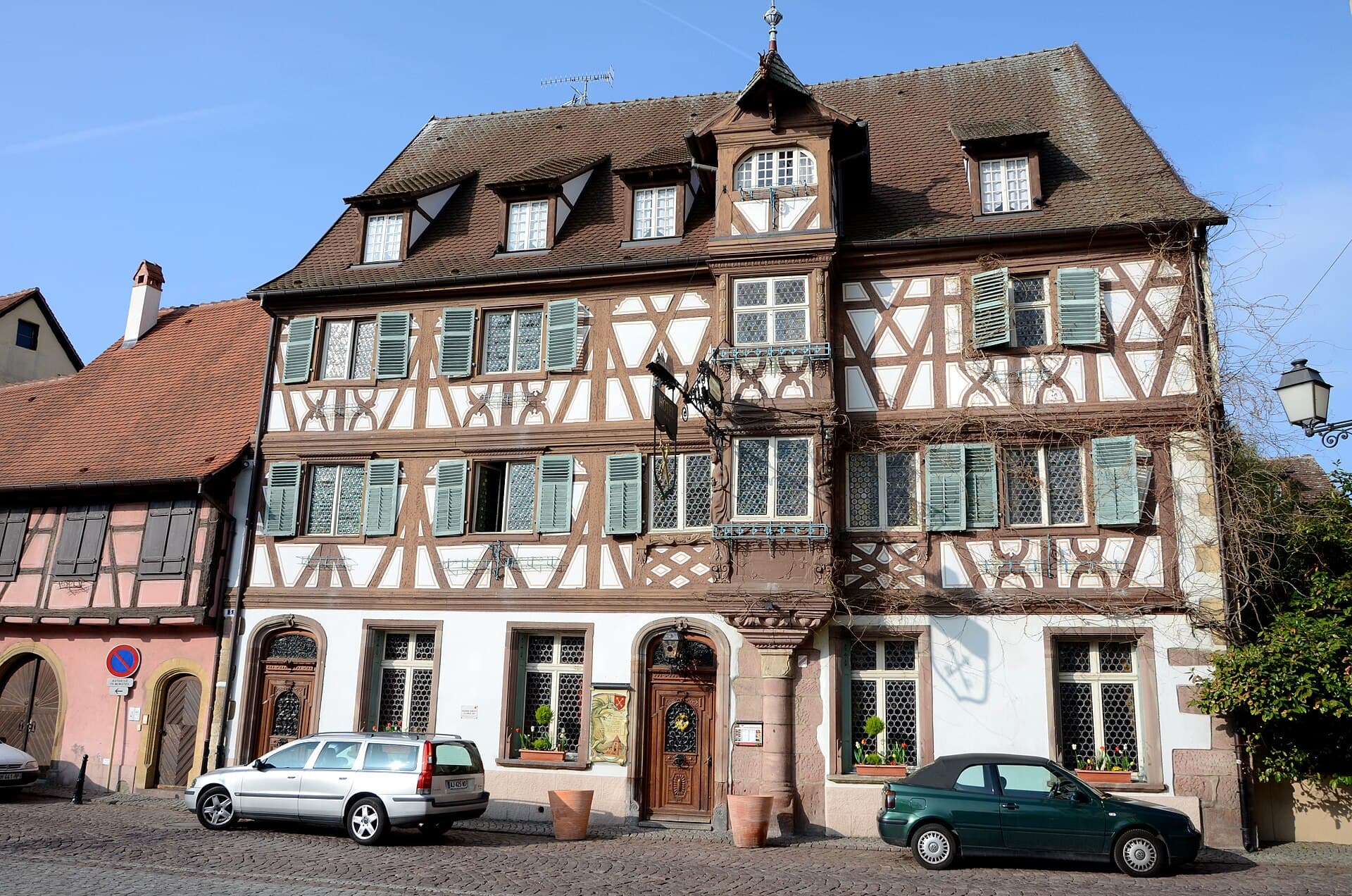 Hotel Des Deux Clefs (via Wikimedia Commons, CC BY 2.0)