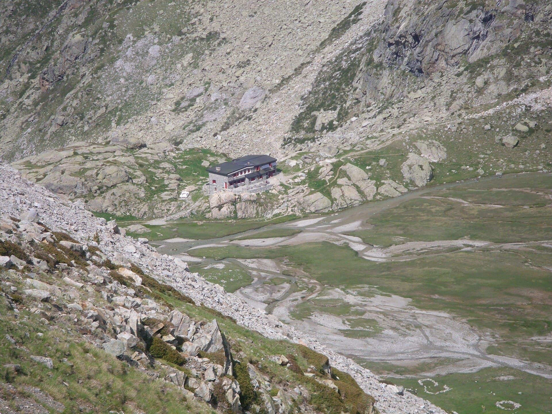 Refuge des Oulettes de Gaube (via Wikimedia Commons, CC BY-SA 4.0)