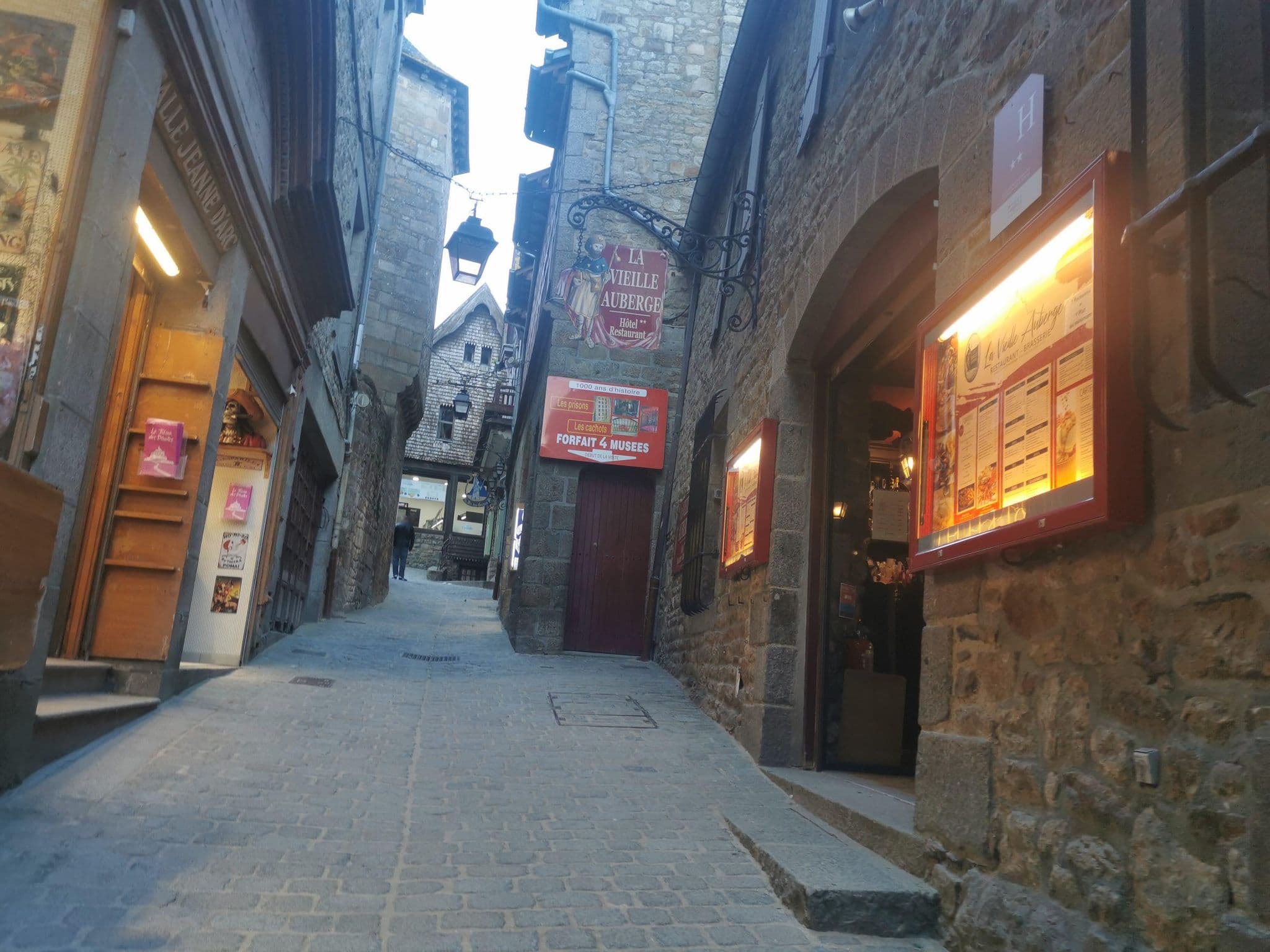 Street view near Maison Lacorne;Hôtel - Restaurant La Vieille Auberge, Roz-sur-Couesnon — © tartine78 (CC BY-SA · Mapillary)