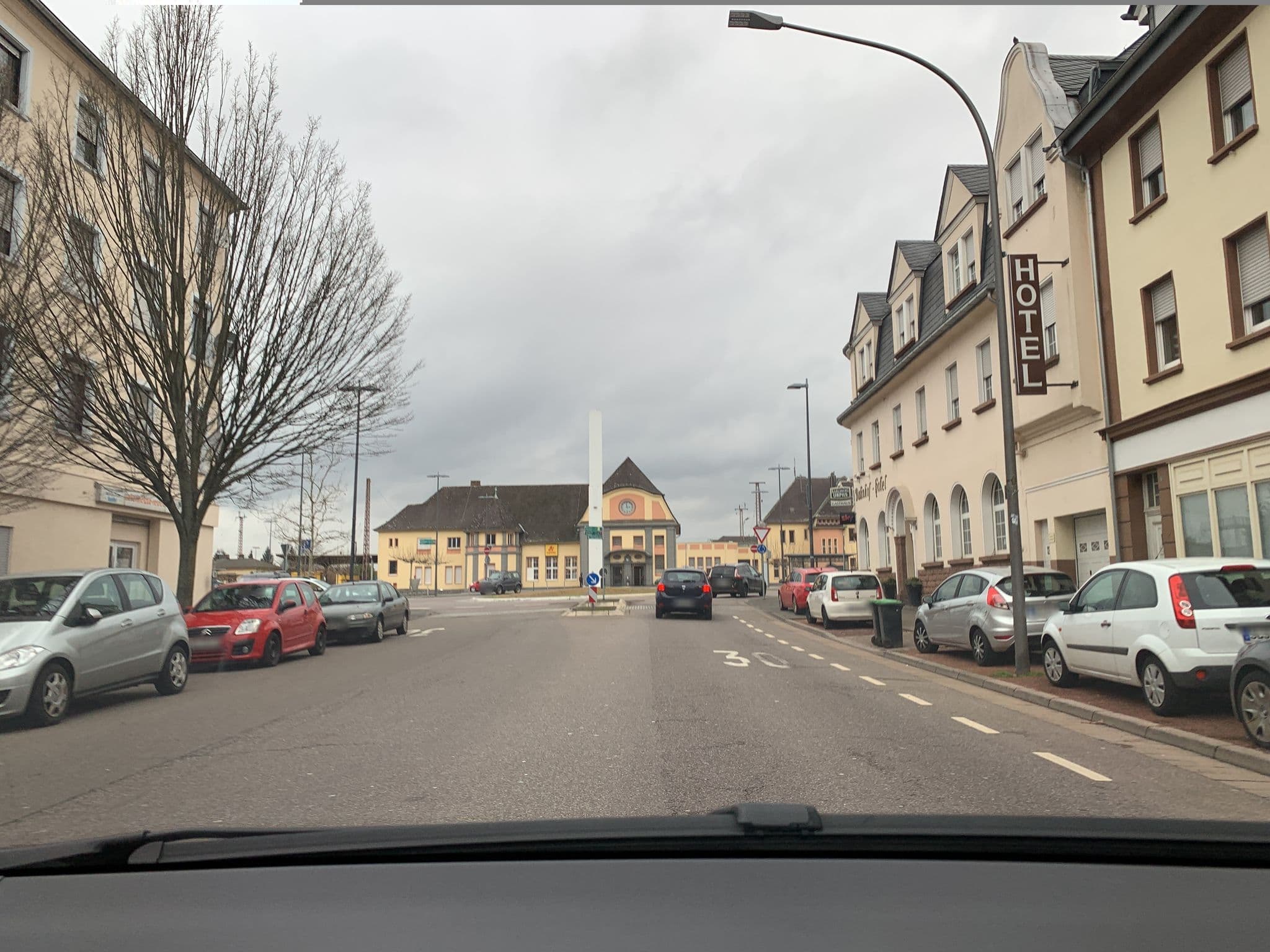 Street view near Hans und Patrizia Bahnhof-Hotel Zimmer Hotel, Saarlouis — © elton4711 (CC BY-SA · Mapillary)