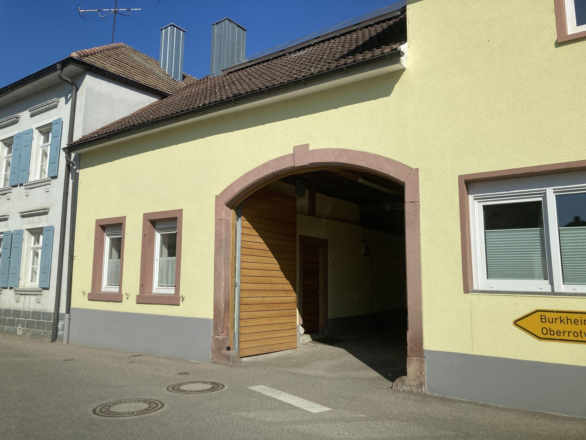Street view near Müller´s Ferienhäusle, Oberrotweil — © tasmaniadevil (CC BY-SA · Mapillary)