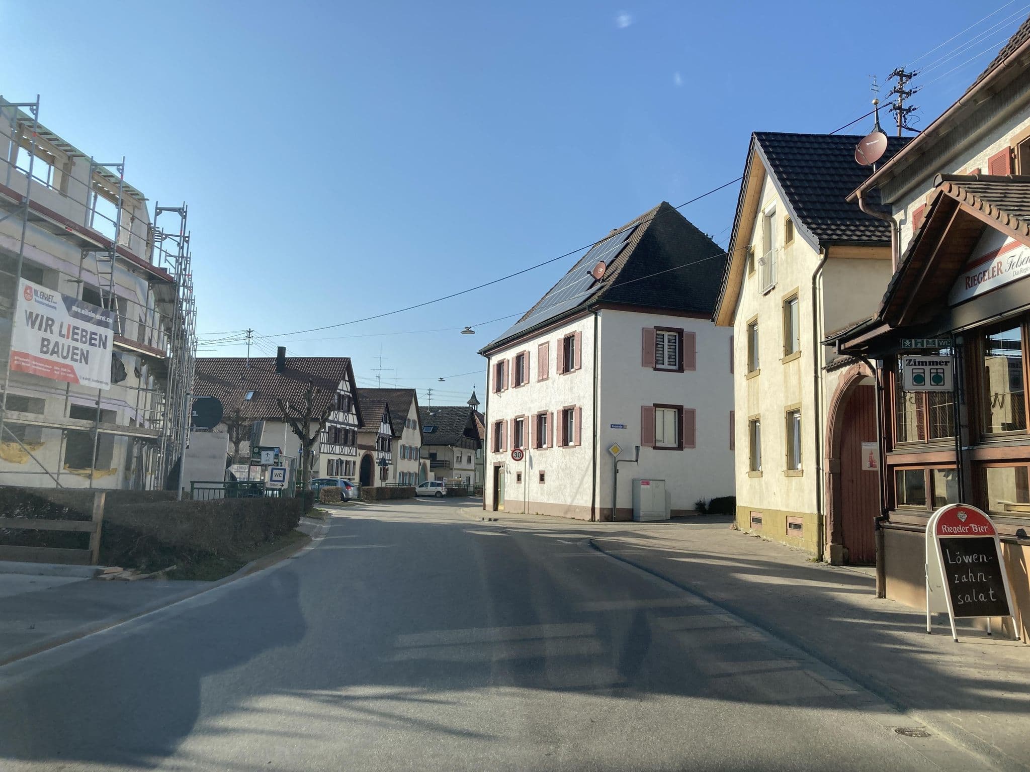 Street view near Gasthaus Sonne, Vogtsburg — © tasmaniadevil (CC BY-SA · Mapillary)