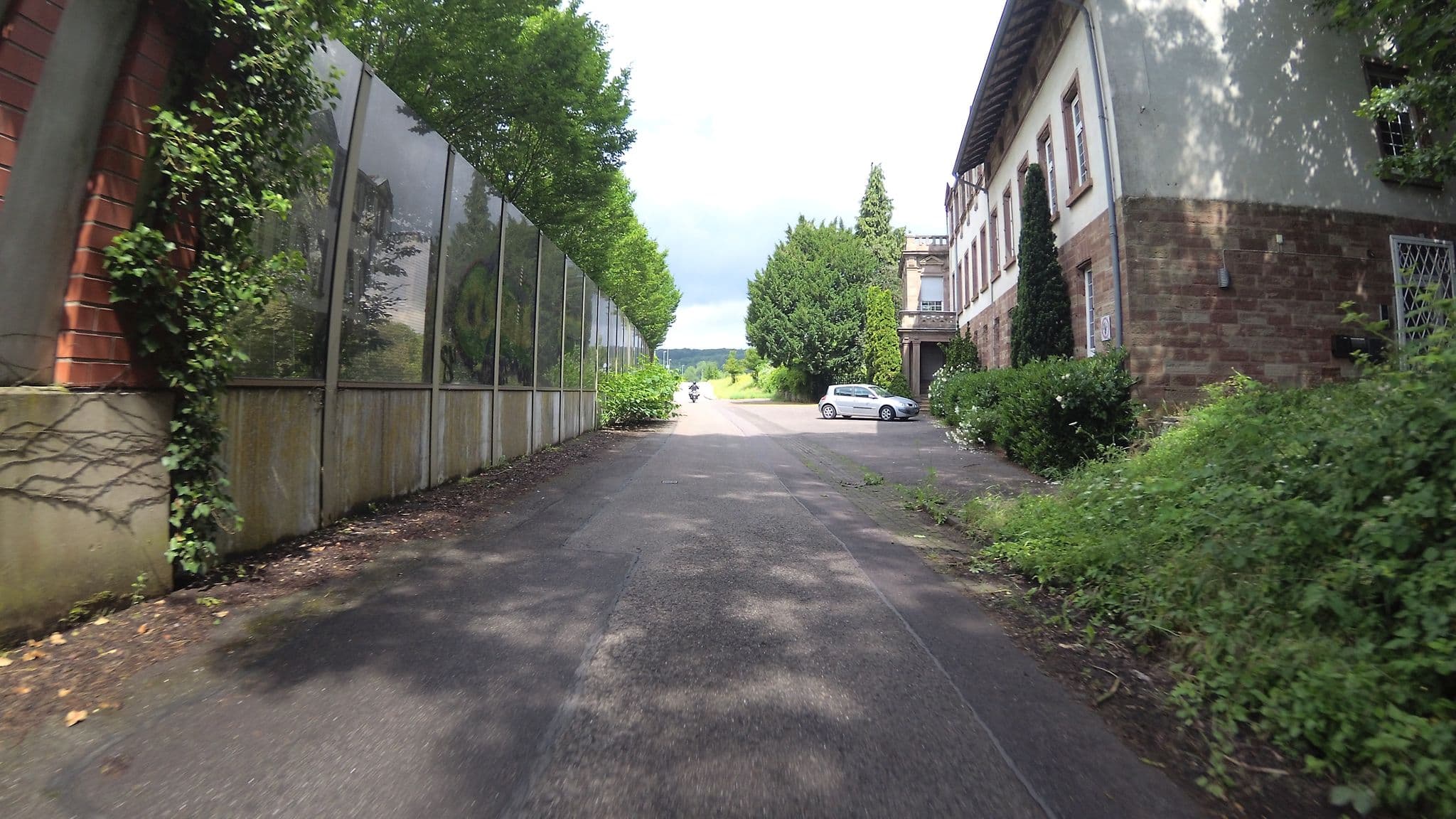 Street view near Schloss Falkenhorst GmbH, Kleinblittersdorf — © teddy73 (CC BY-SA · Mapillary)
