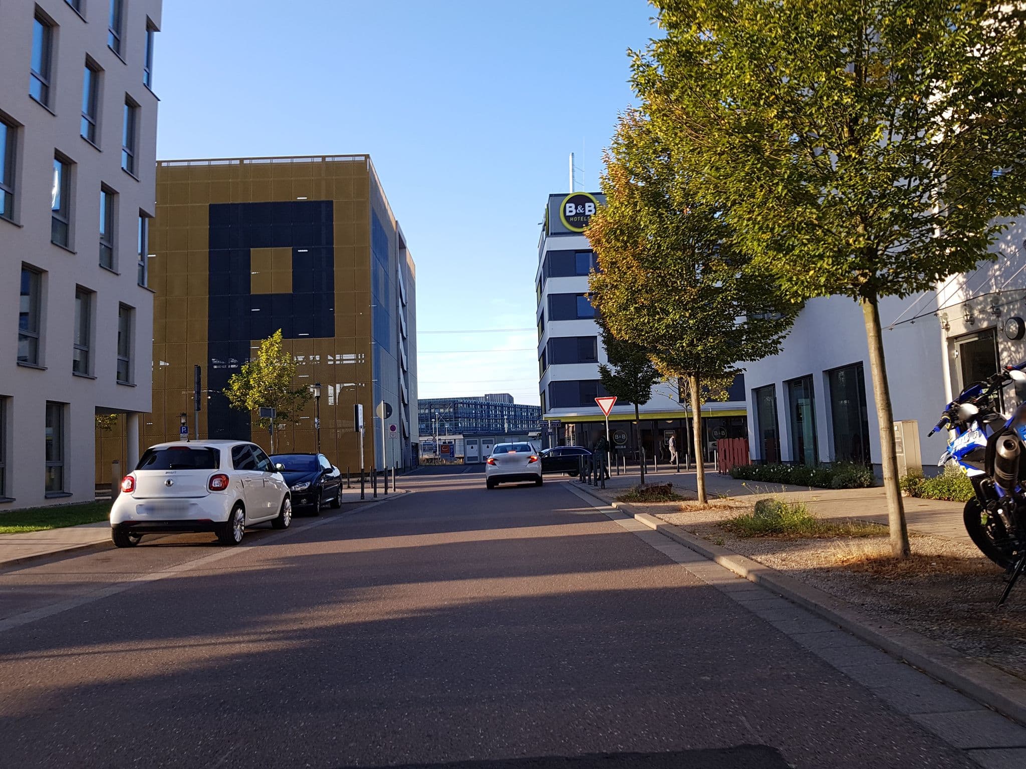 Street view near IVF-SAAR Saarbrücken- Kaiserslautern Standort Saarbrücken, Saarbrücken — © chrispywugen (CC BY-SA · Mapillary)