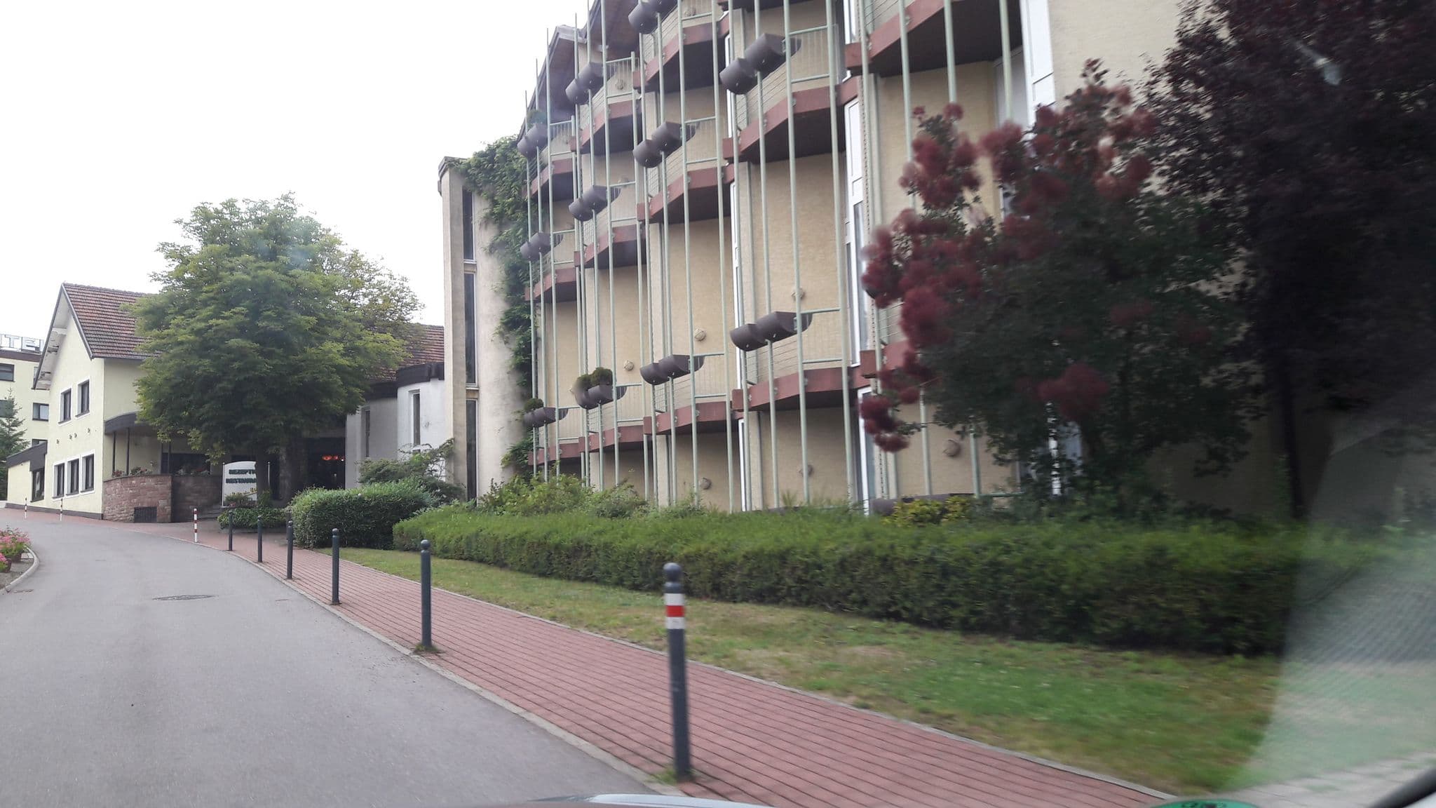 Street view near Hotel Hochwiesmühle, Bexbach — © teddy73 (CC BY-SA · Mapillary)