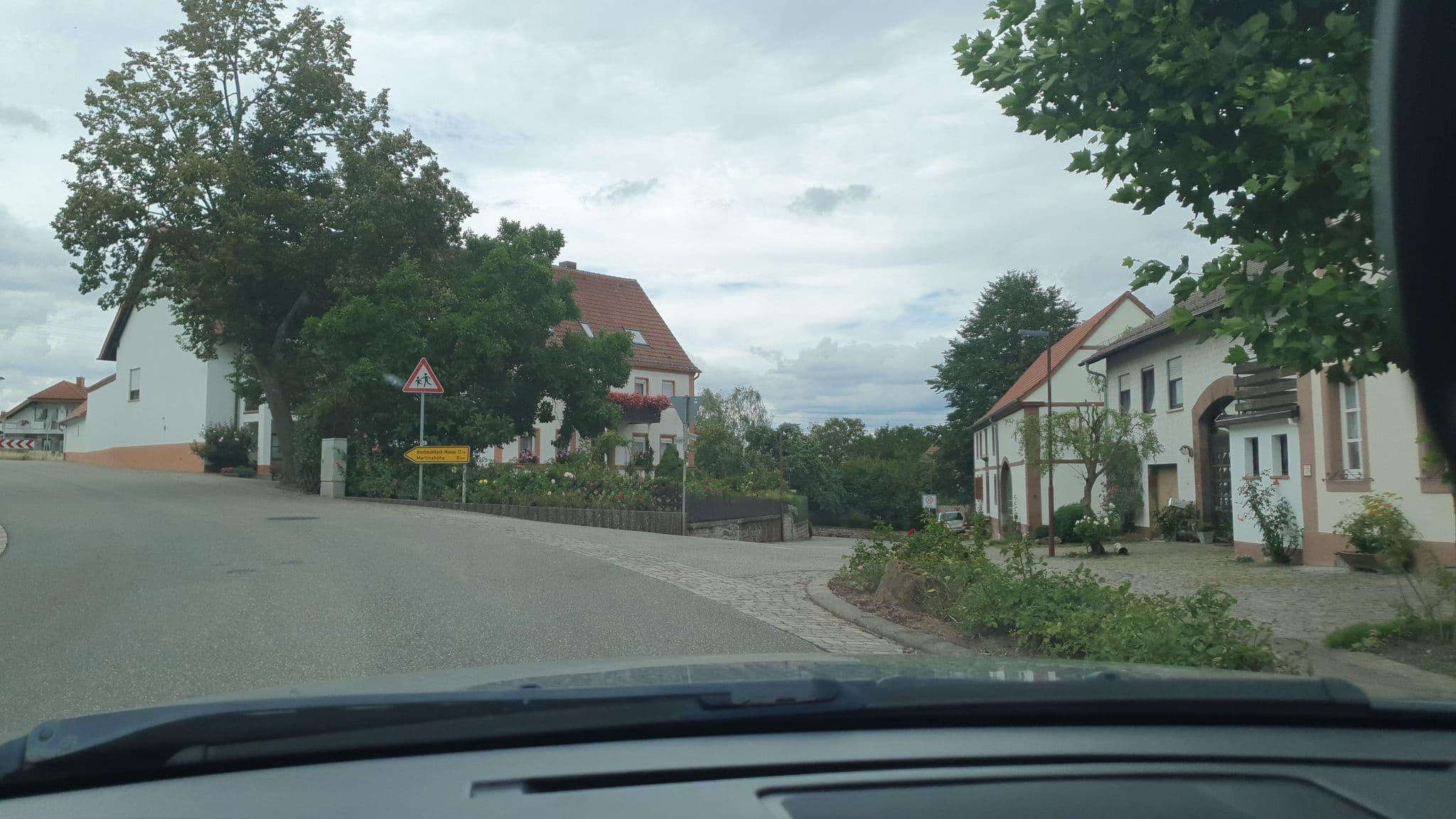 Street view near Gemeinschaftshaus Schmitshausen, Maßweiler — © b166er (CC BY-SA · Mapillary)