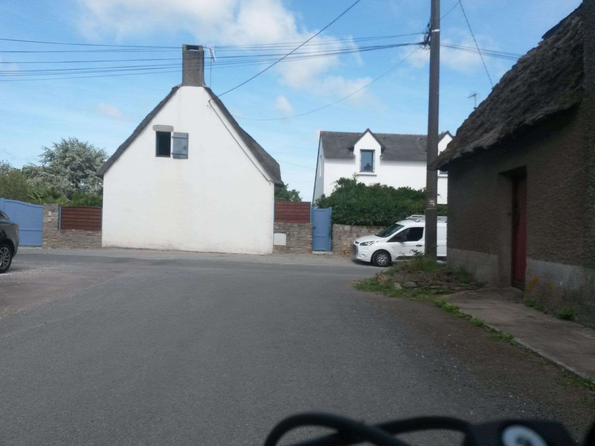Street view near Le P'tit Bouz, Saint-Molf — © rausk (CC BY-SA · Mapillary)