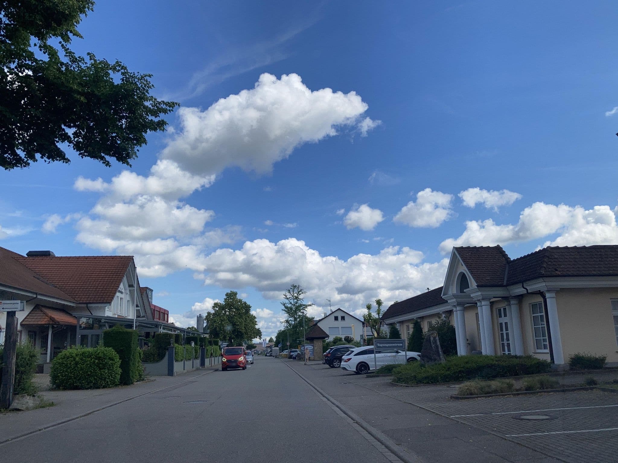Street view near Heuboden Restaurant Tanzlokal Tagungszentrum, Umkirch — © tasmaniadevil (CC BY-SA · Mapillary)