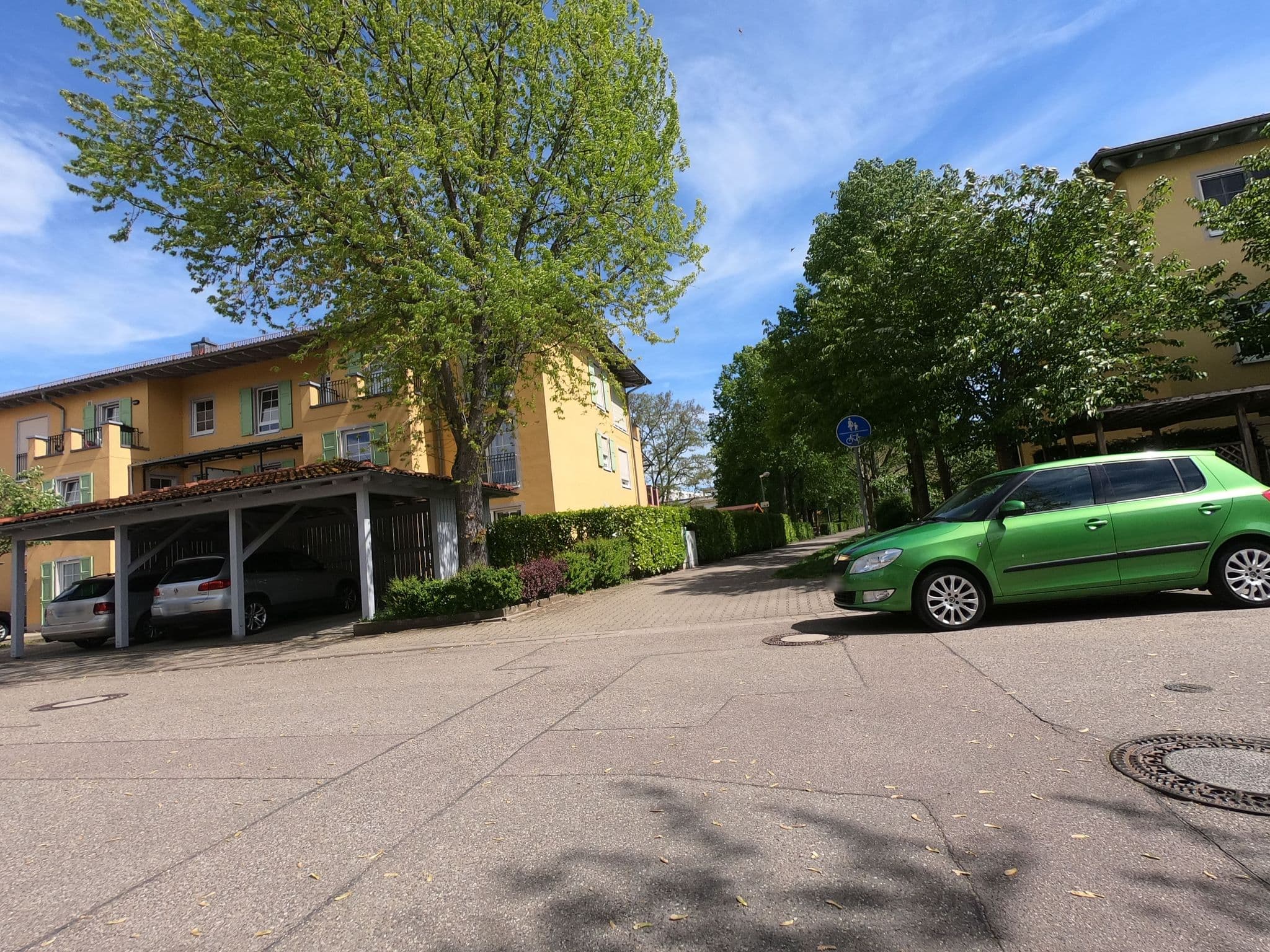 Street view near monteur.One, Freiburg — © luisziavo (CC BY-SA · Mapillary)