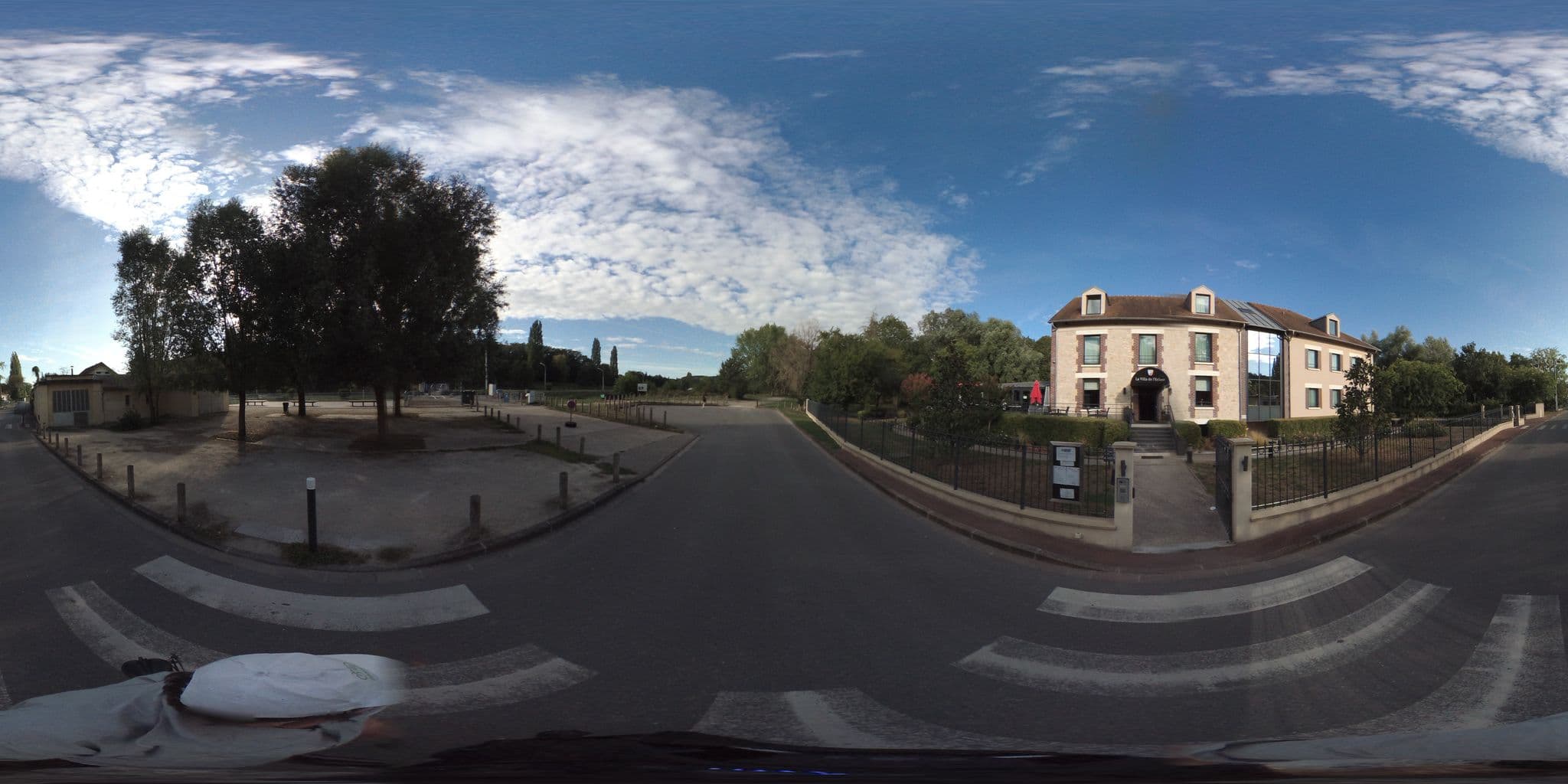 Street view near Amicitia, Parmain — © geovelo (CC BY-SA · Mapillary)