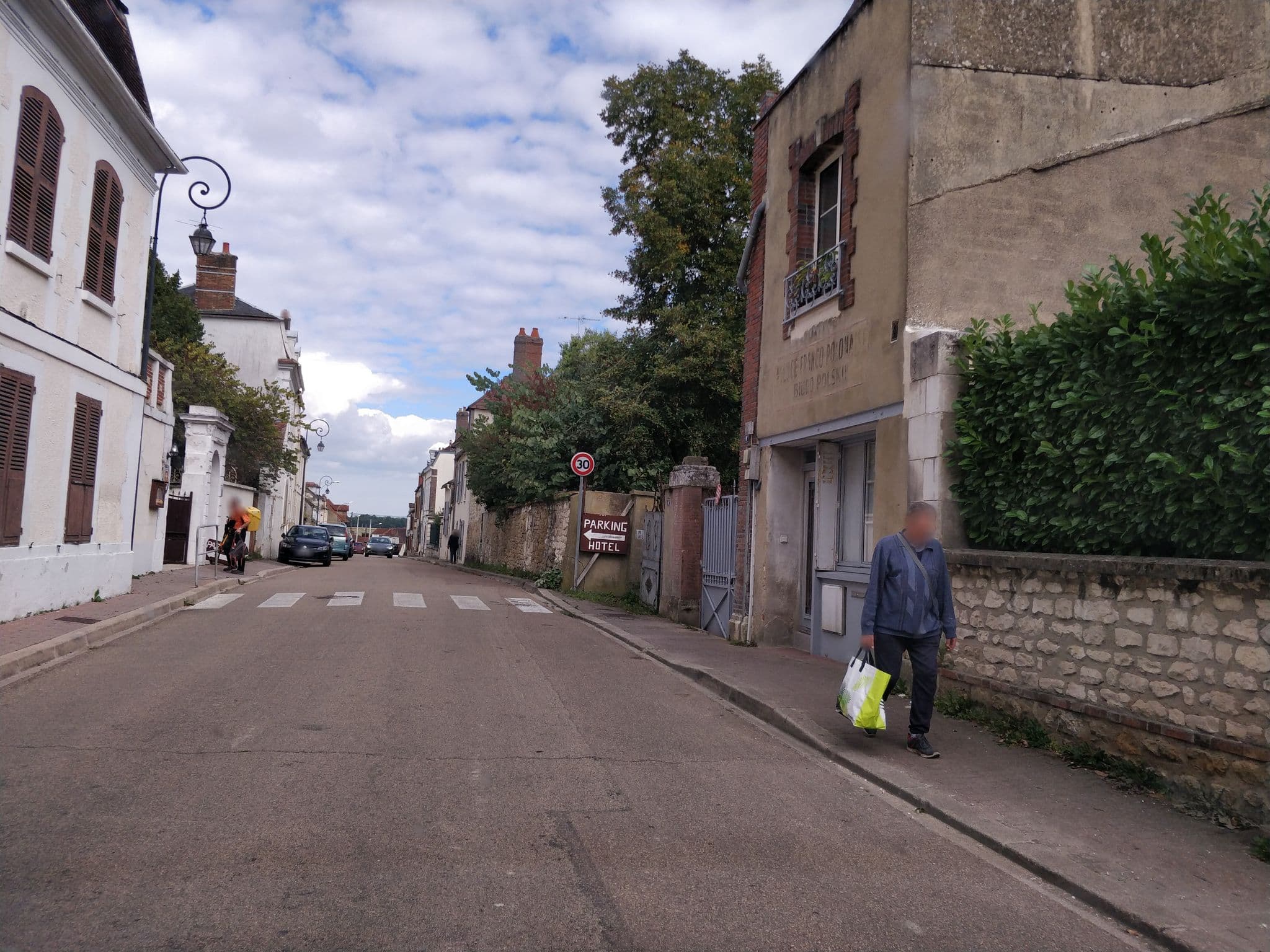Street view near Hôtel Restaurant de l'Est, Saint-Florentin — © zouzou (CC BY-SA · Mapillary)