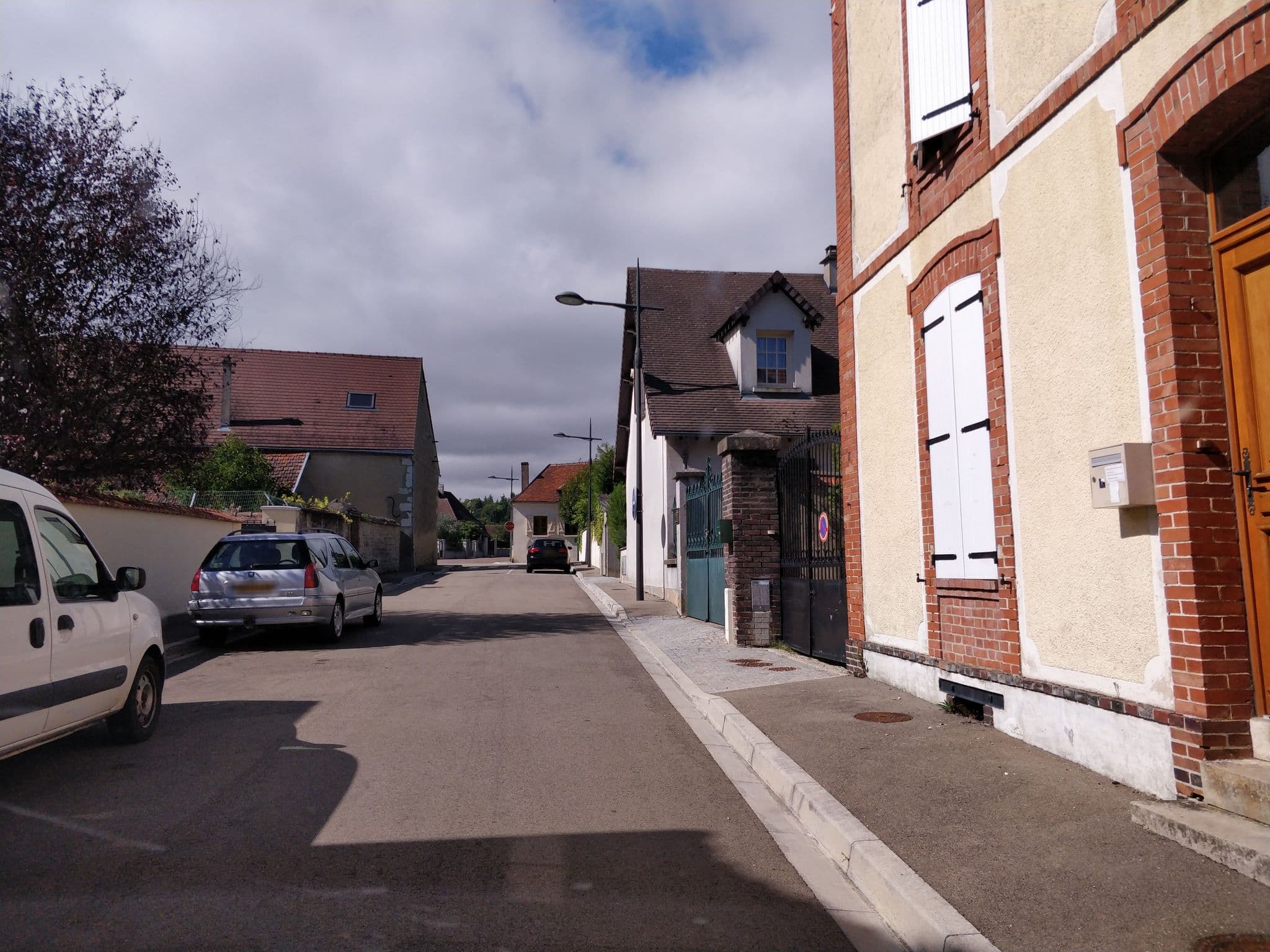Street view near Les Tilleuls, Saint-Florentin — © zouzou (CC BY-SA · Mapillary)