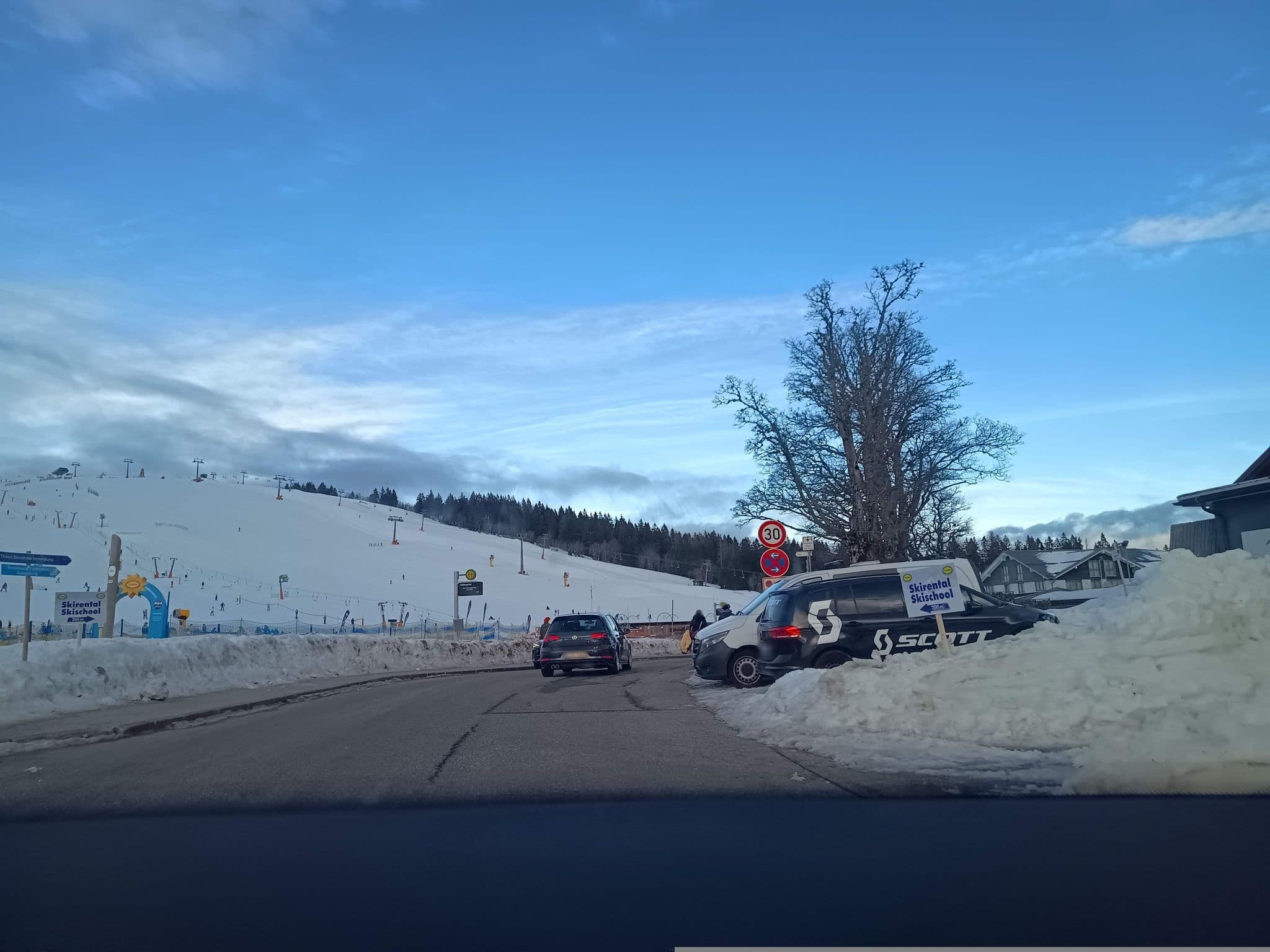 Street view near Familien und Sporthotel Feldberger Hof, Bernau — © zuse (CC BY-SA · Mapillary)