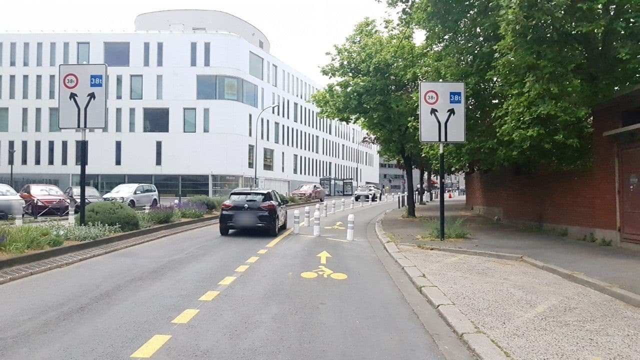 Street view near Ibis Budget Paris Porte de Pantin, Pantin — © rvilleglas (CC BY-SA · Mapillary)