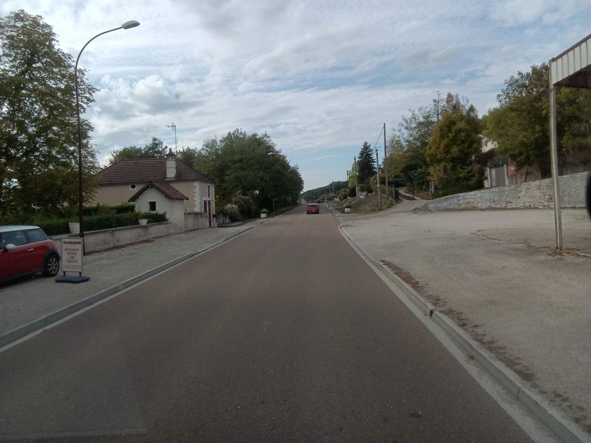 Street view near Hostellerie de la Chaumière, Bar-sur-Aube — © mprins (CC BY-SA · Mapillary)