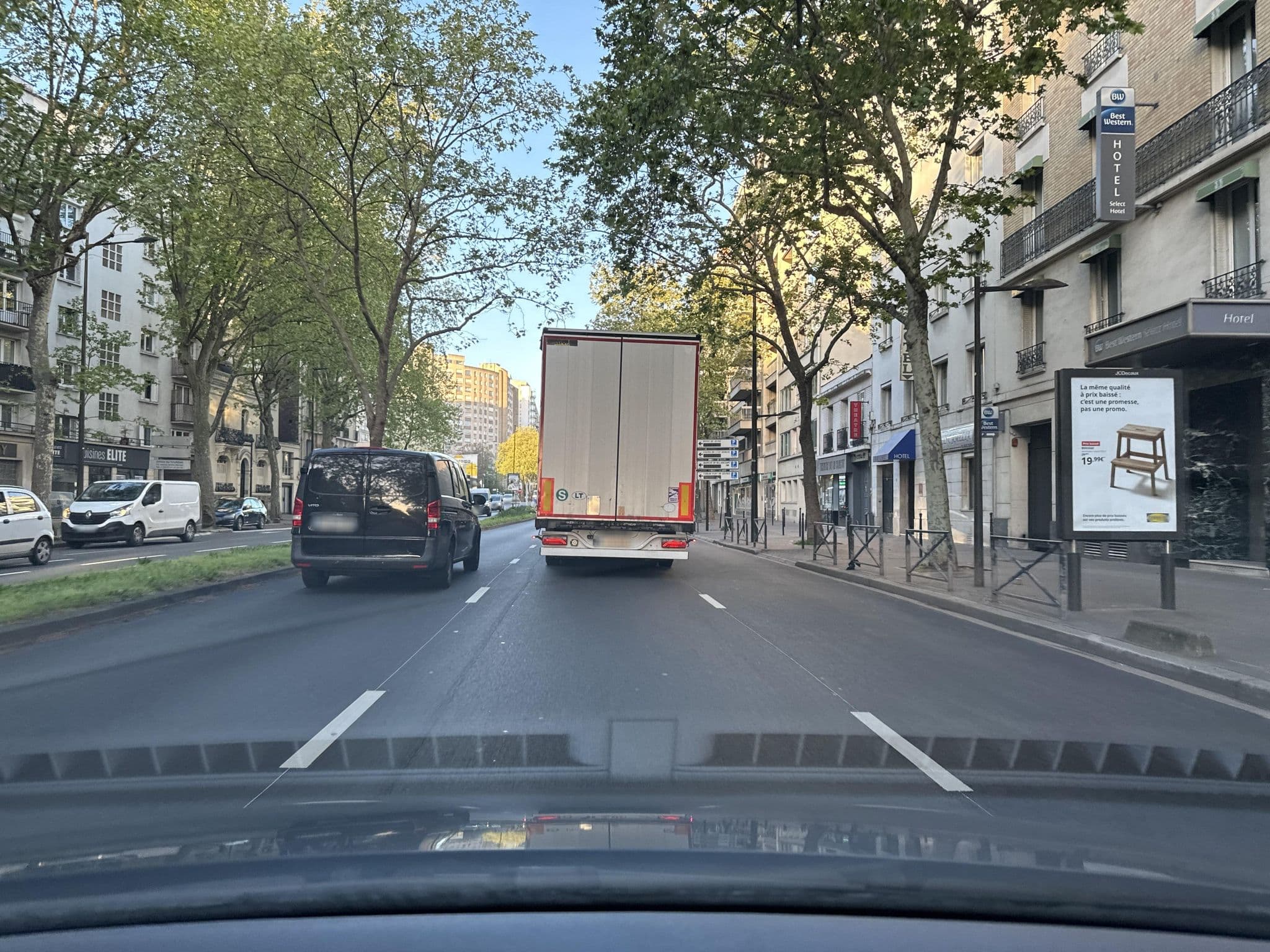 Street view near Select Hotel, Boulogne-Billancourt — © jerome92370 (CC BY-SA · Mapillary)