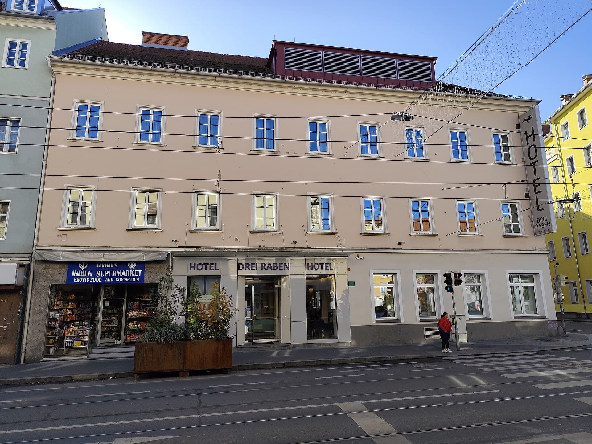 Hotel Drei Raben (via Wikimedia Commons, CC BY 4.0)
