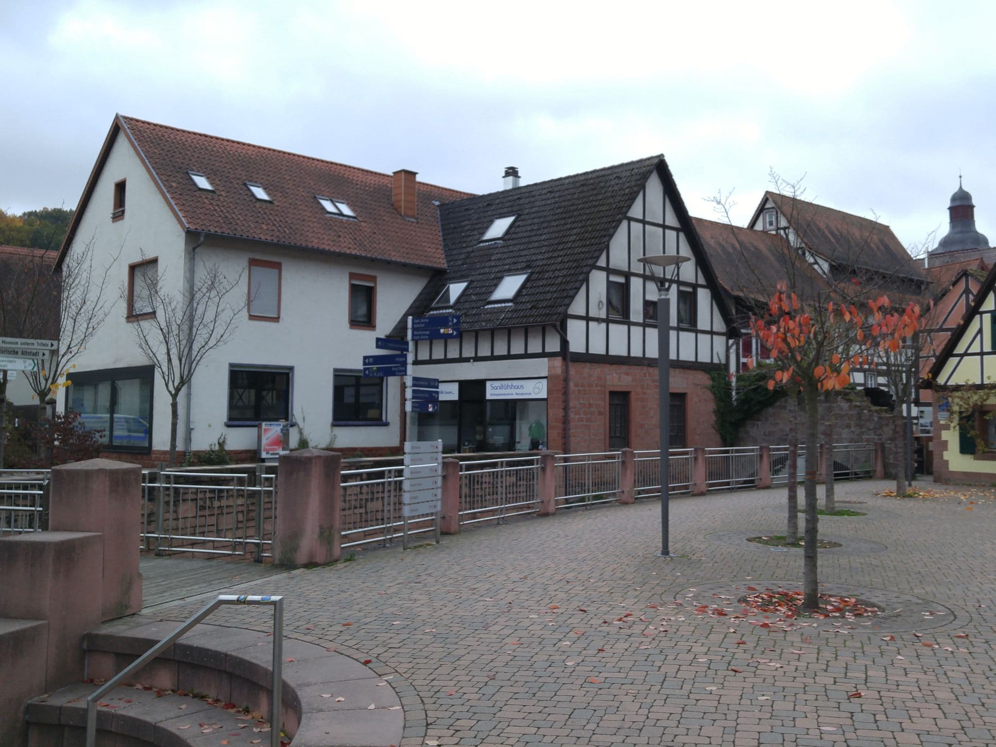Street view near Gästehaus Eschers Eiswerk, Annweiler am Trifels — © changchun1 (CC BY-SA · Mapillary)