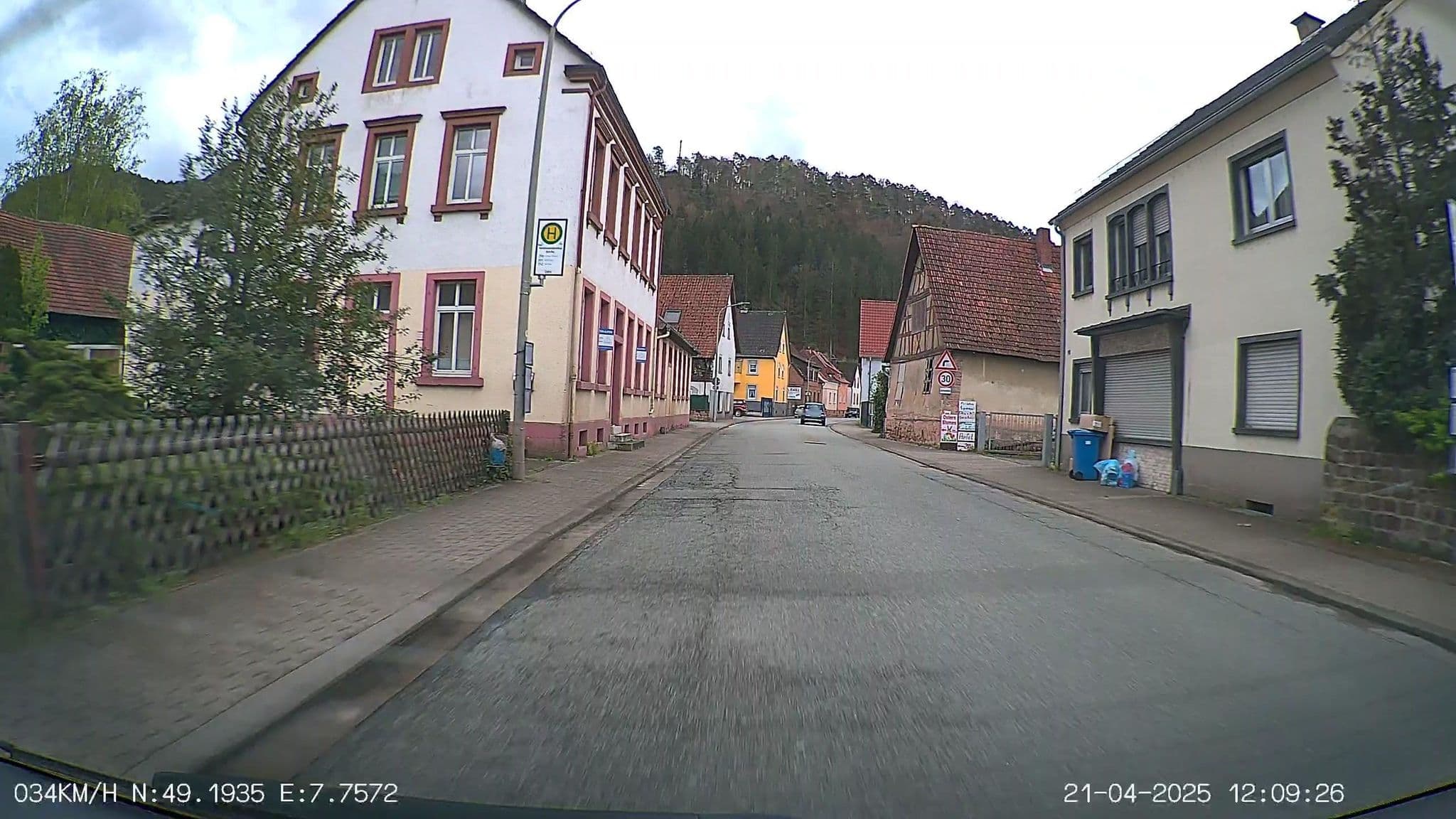 Street view near Ferienwohnung Ulrich Rosenbaum, Hinterweidenthal — © heetENkoel (CC BY-SA · Mapillary)