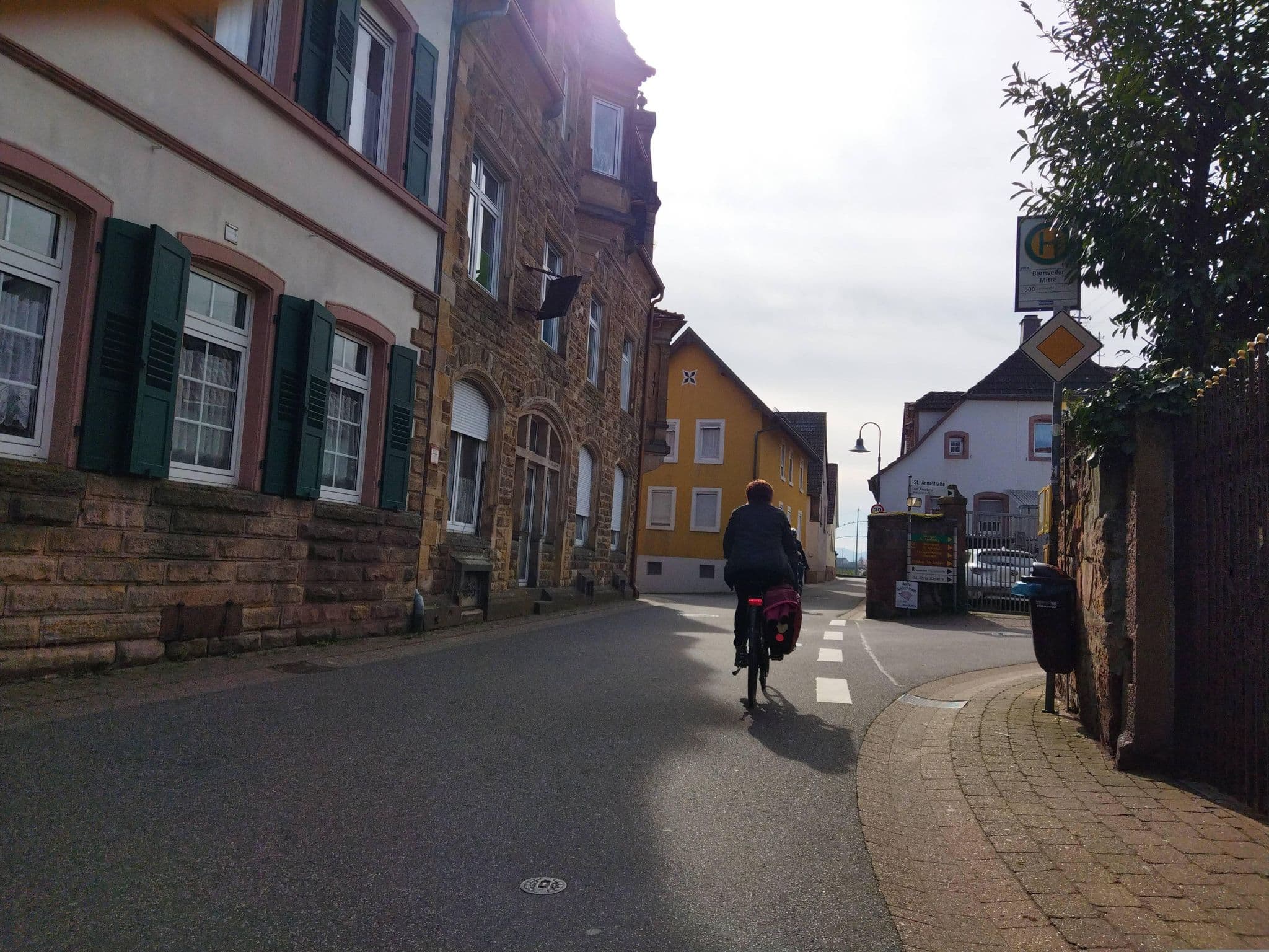 Street view near Ferienhaus Pfalz-DORFHAUS, Rhodt unter Rietburg — © changchun1 (CC BY-SA · Mapillary)