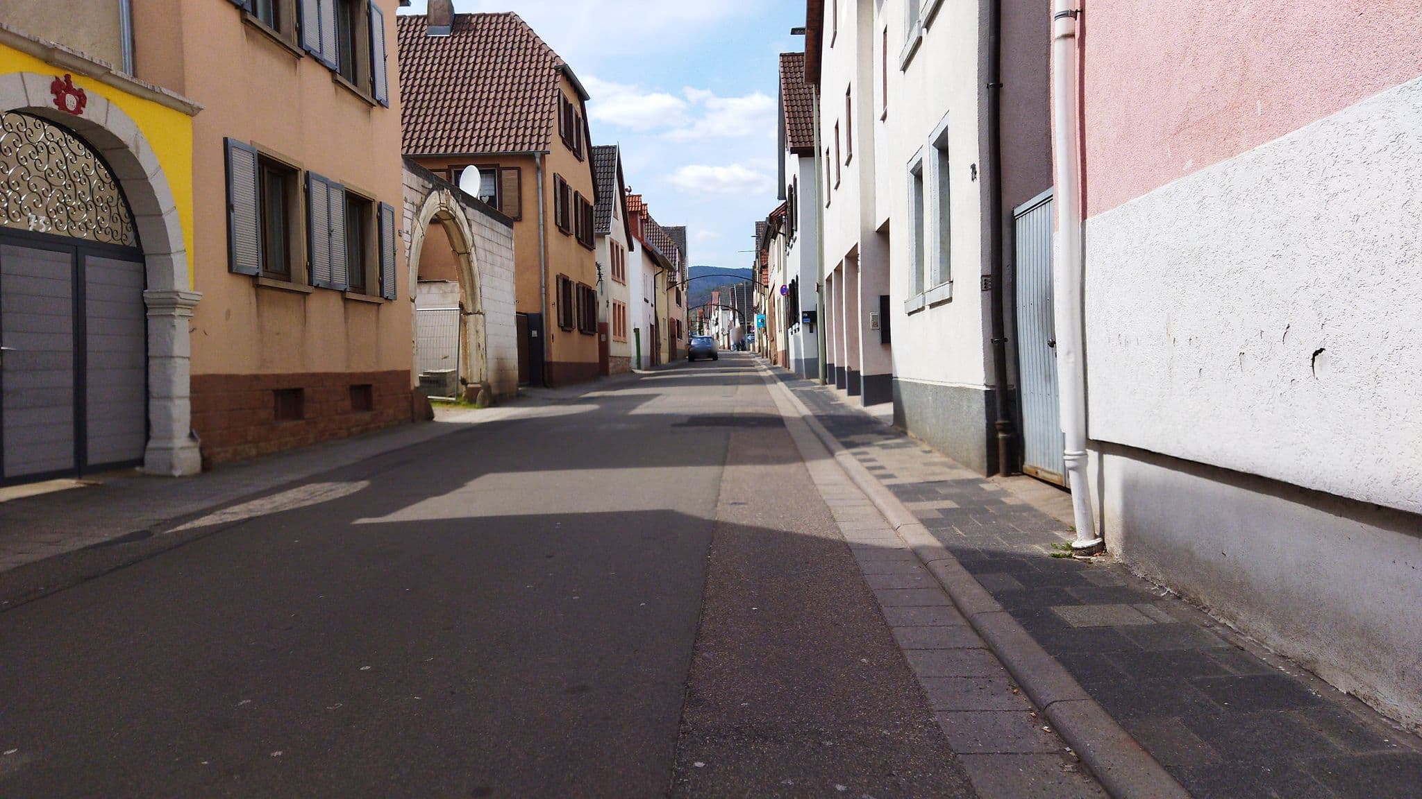 Street view near Gästehaus Sylvia, Edenkoben — © changchun1 (CC BY-SA · Mapillary)