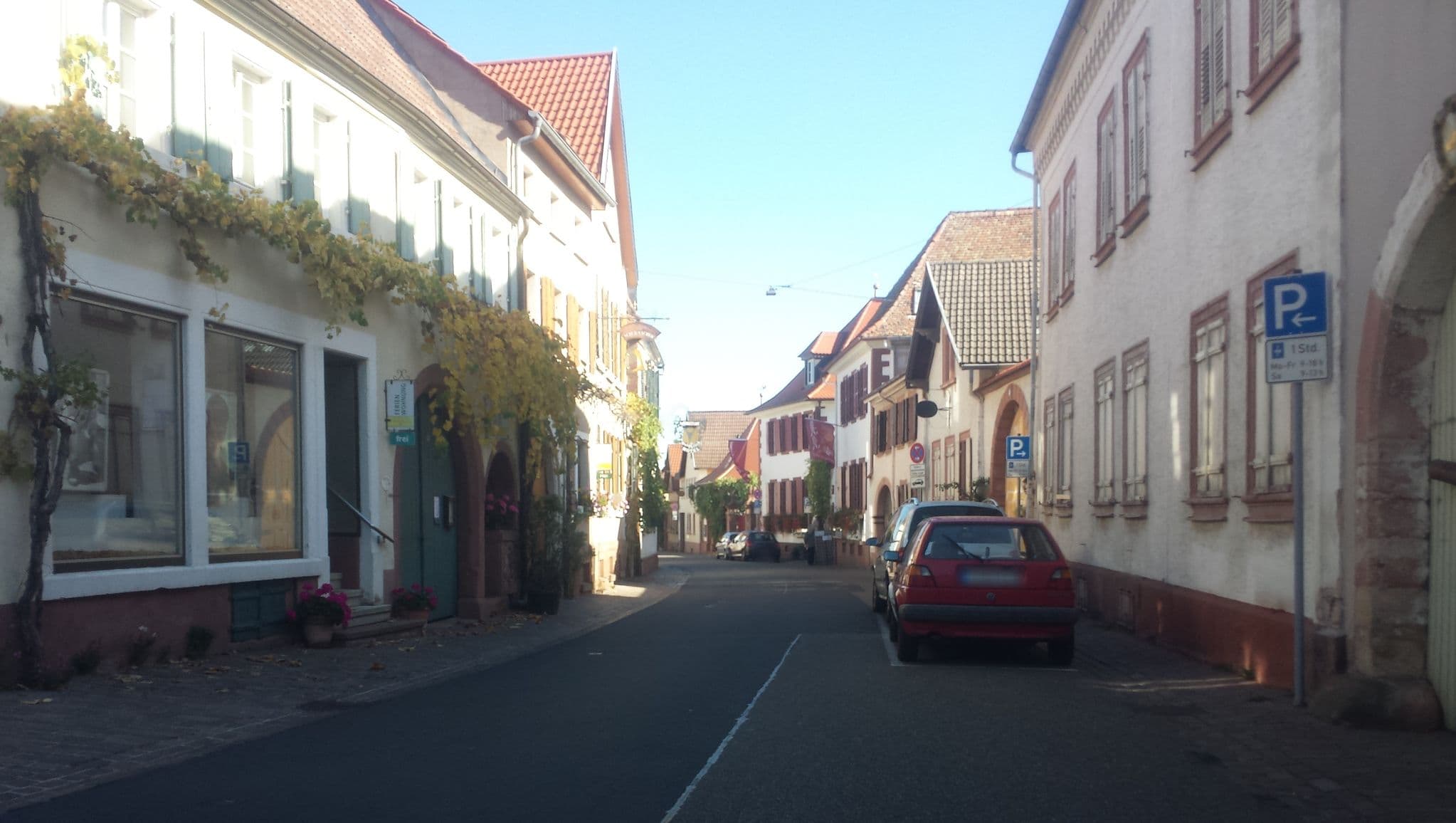 Street view near Barocker Hof Rhodt, Rhodt unter Rietburg — © wegavision (CC BY-SA · Mapillary)