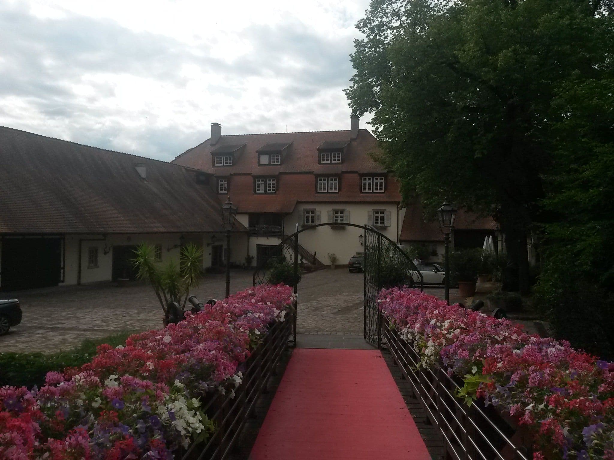 Street view near Röttele´s Restaurant & Residenz im Schloss Neuweier, Ottenhofen — © rausk (CC BY-SA · Mapillary)