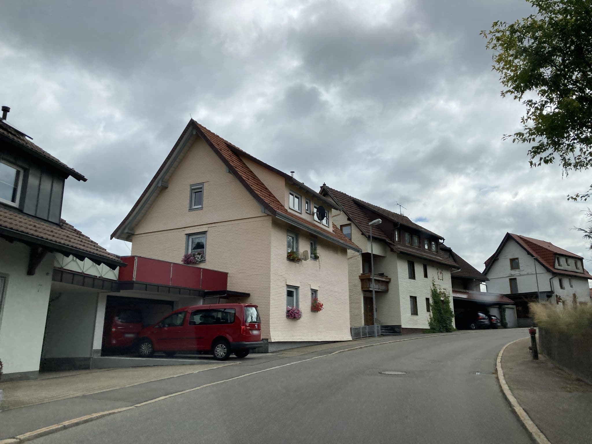 Street view near Nock Rita, Nock Dieter Pension, Schonach im Schwarzwald — © tasmaniadevil (CC BY-SA · Mapillary)