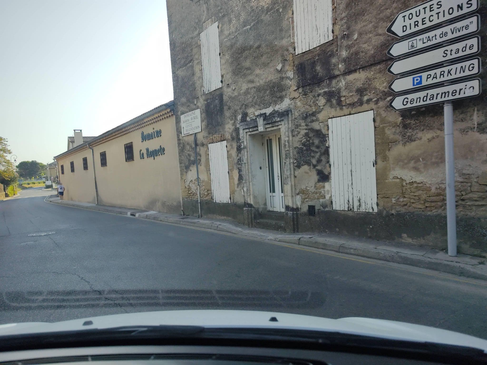 Street view near The Wine b&b "Chez la Sommelière", Châteauneuf-du-Pape — © zimmy (CC BY-SA · Mapillary)