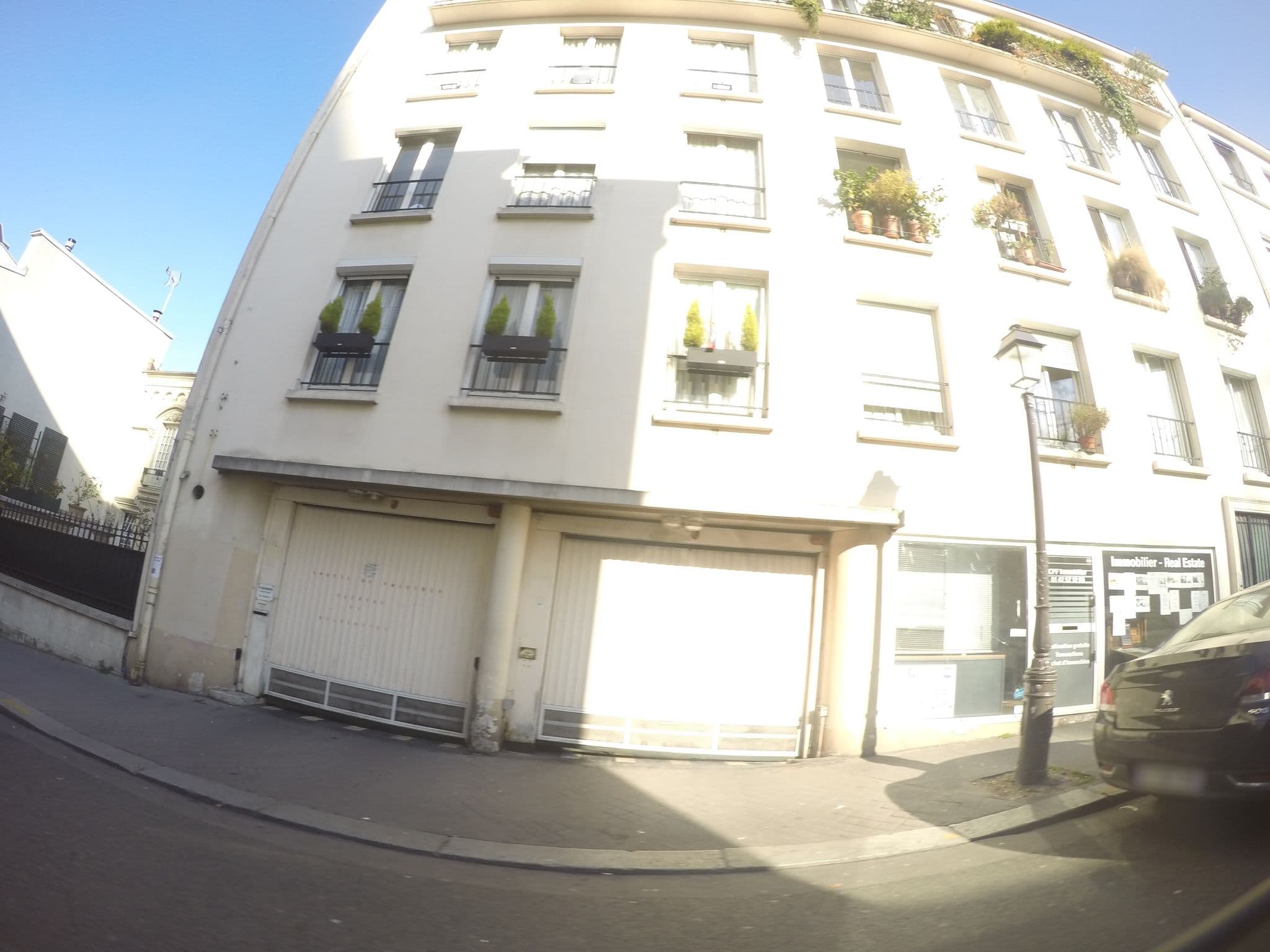 Street view near L'Ermitage, Paris 18 Buttes-Montmartre — © ccossio (CC BY-SA · Mapillary)