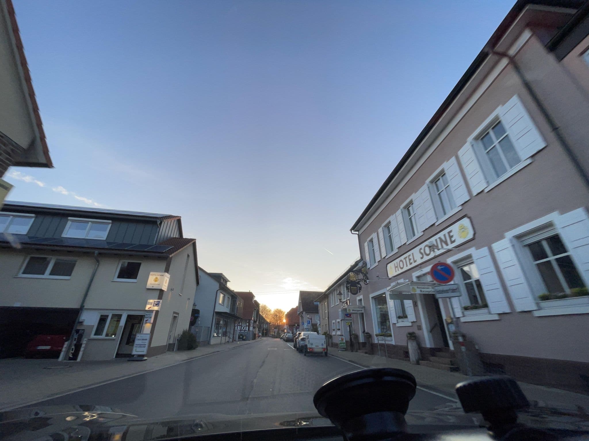 Street view near Landgasthof Sonne, Königsbach-Stein — © pharris0n (CC BY-SA · Mapillary)