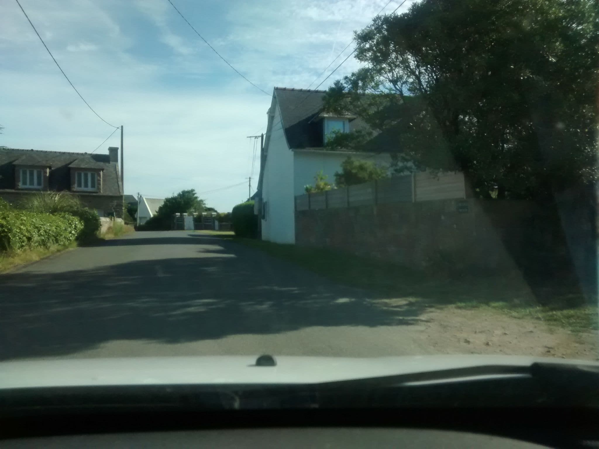 Street view near Gîte Ti-Lénaïc, Plougrescant — © mgageo (CC BY-SA · Mapillary)
