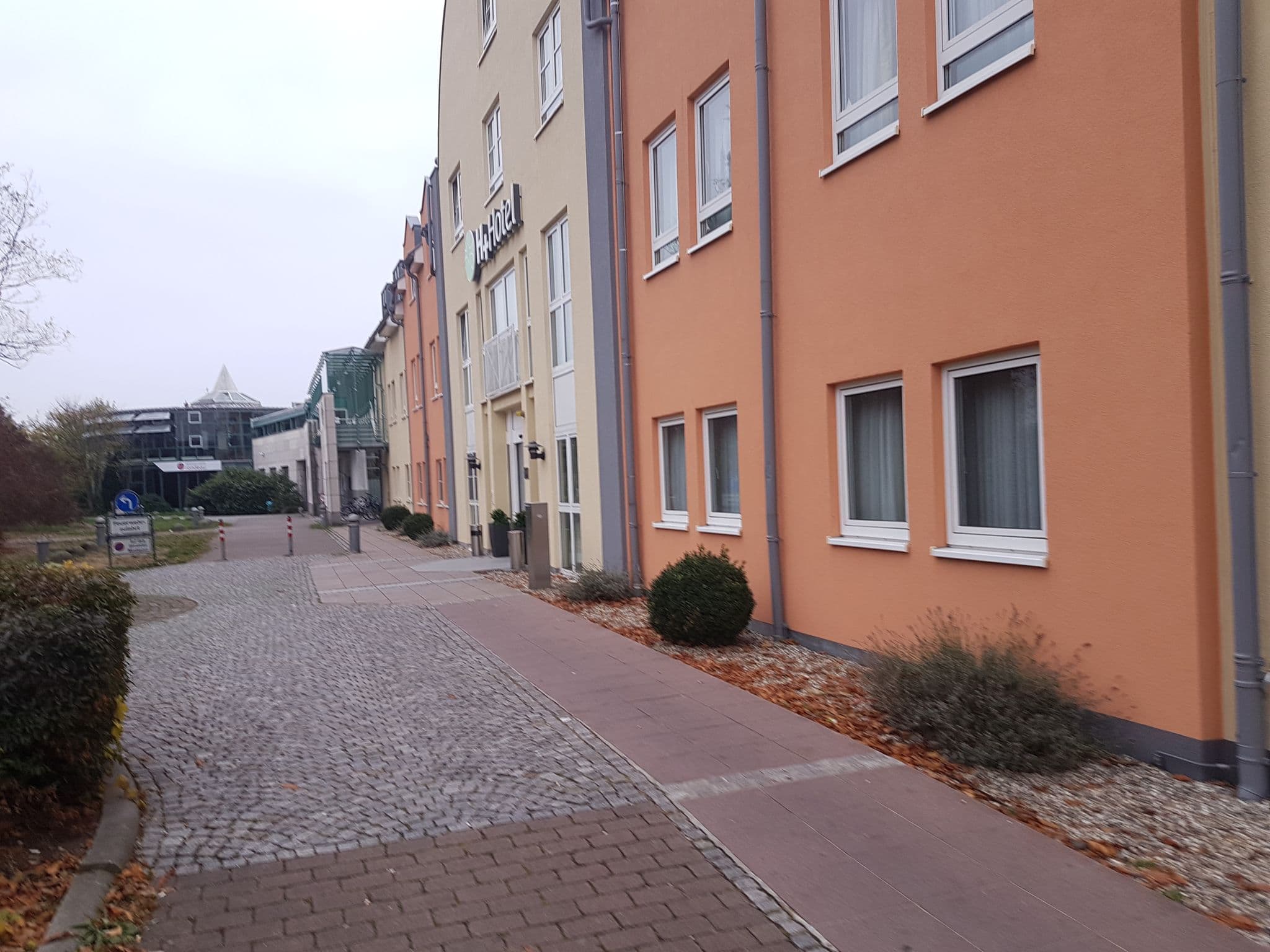 Street view near H+ Hotel Hockenheim, Hockenheim — © changchun1 (CC BY-SA · Mapillary)