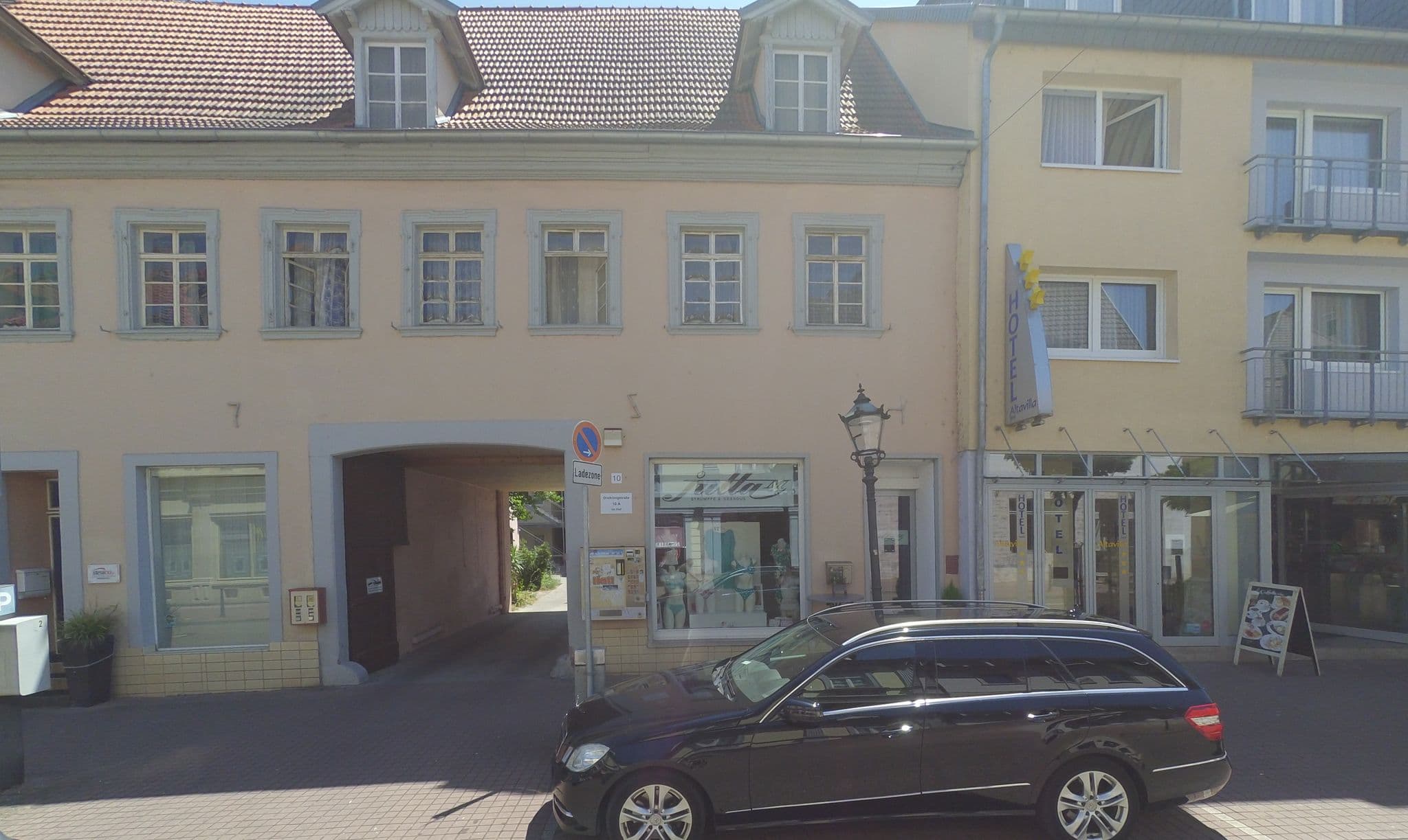 Street view near Hotel Altavilla, Schwetzingen — © wegavision (CC BY-SA · Mapillary)