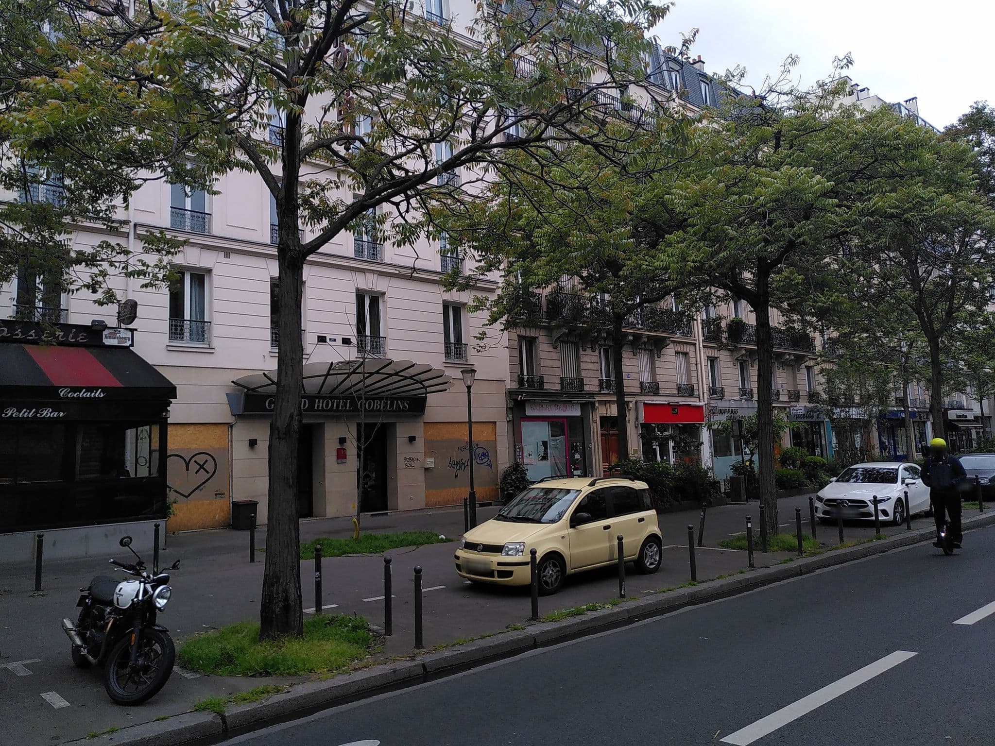 Street view near Grand Hôtel des Gobelins, Salpêtrière — © britze (CC BY-SA · Mapillary)
