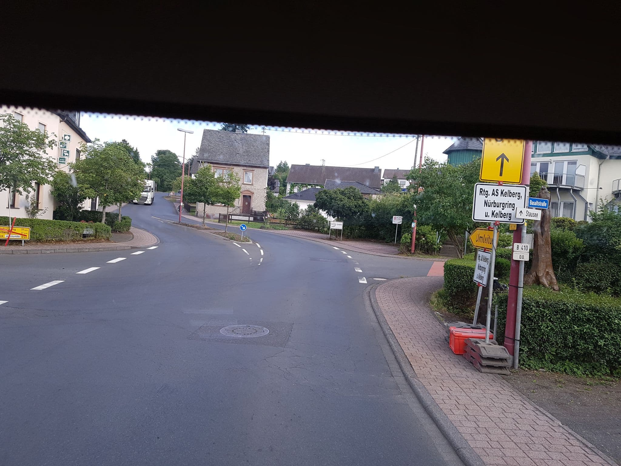 Street view near Hotel Vulkanstuben, Daun — © bernardvoyageur (CC BY-SA · Mapillary)