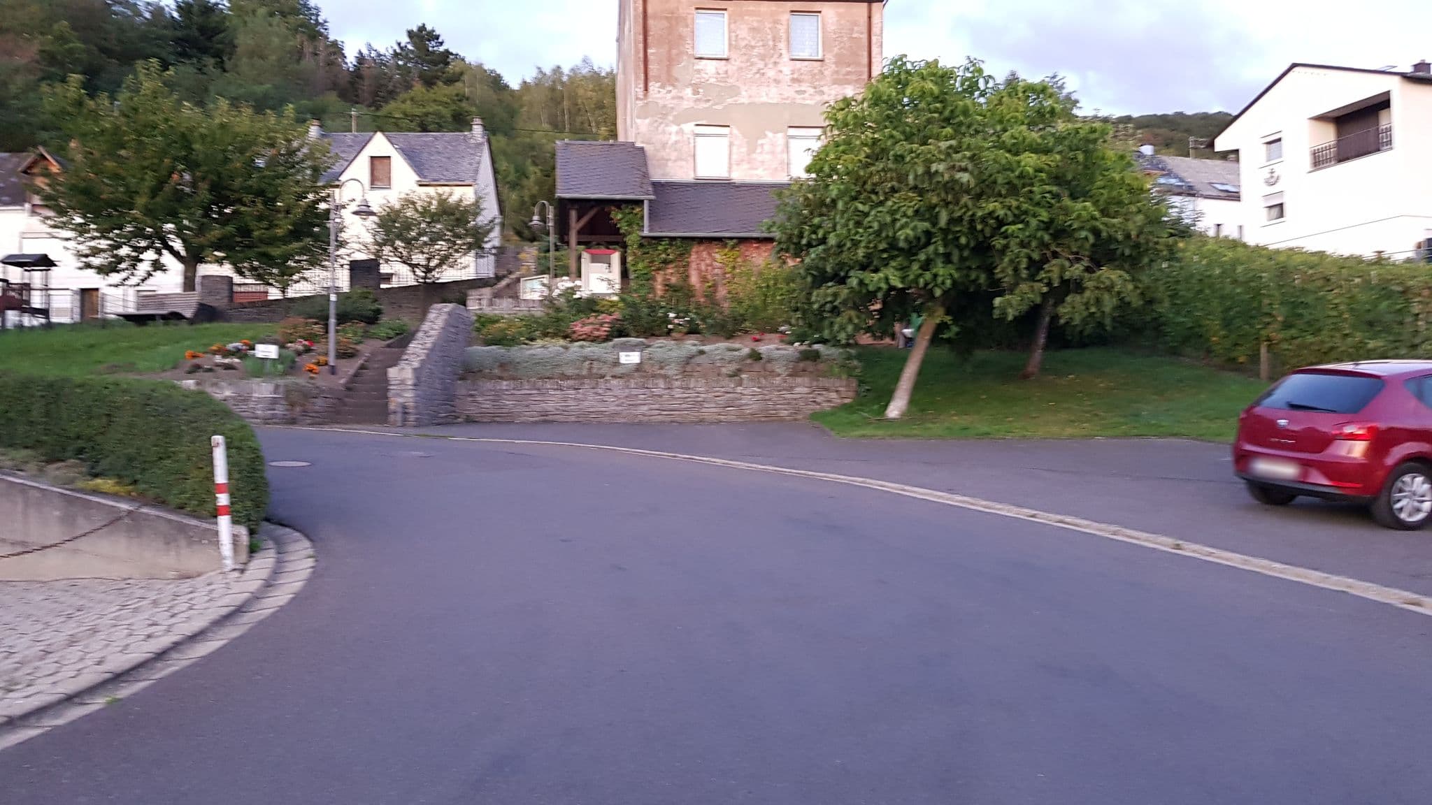 Street view near Kemmer Panorama Hotel, Bernkastel-Kues — © Lowiekse (CC BY-SA · Mapillary)