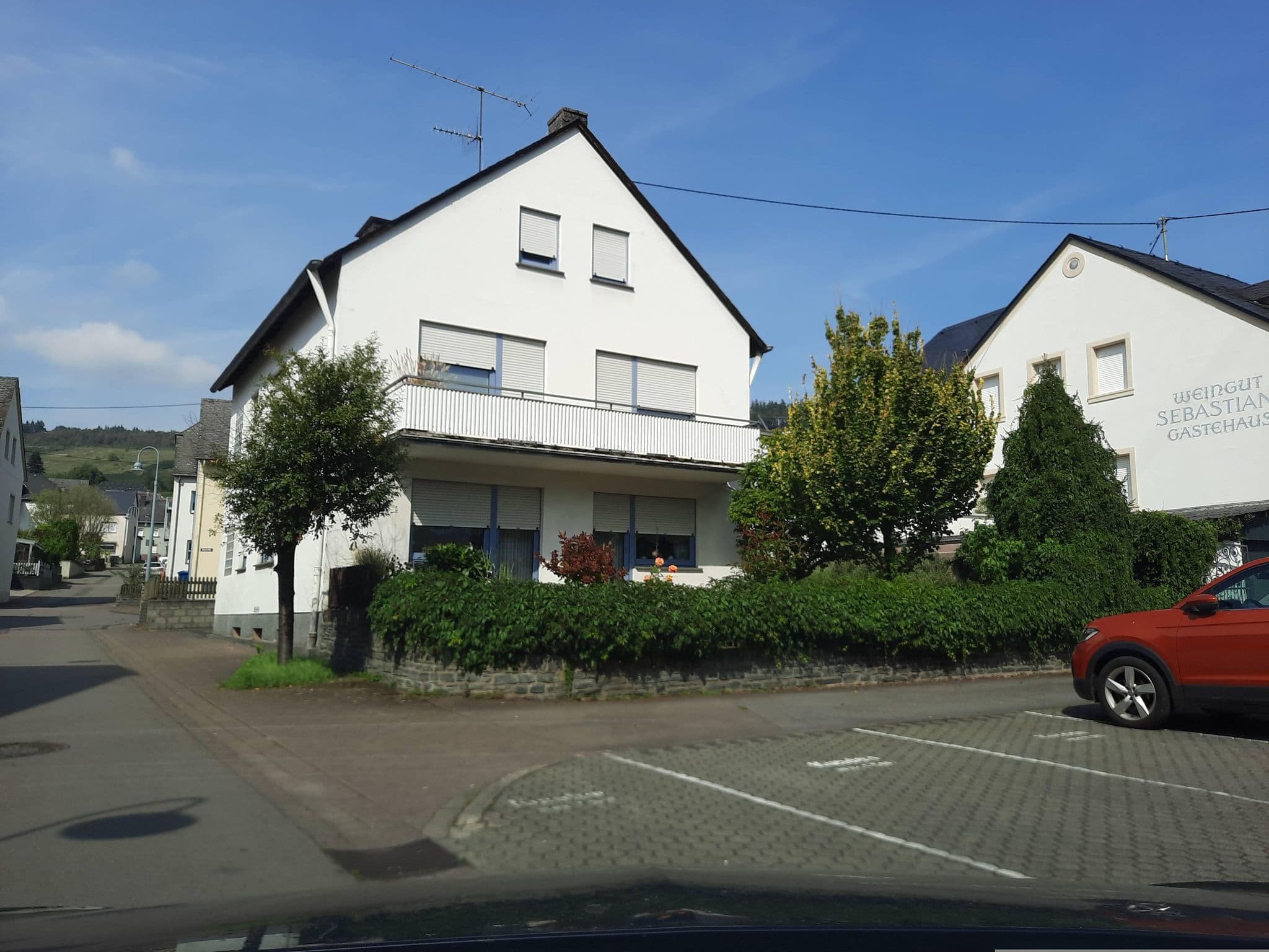 Street view near Wein- und Sektgut Josef Reis, Riol — © Lowiekse (CC BY-SA · Mapillary)