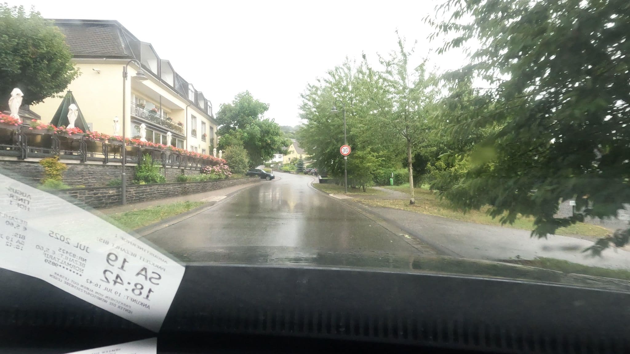 Street view near Hotel Restaurant Weingut Weis, Mertesdorf — © vinisa (CC BY-SA · Mapillary)