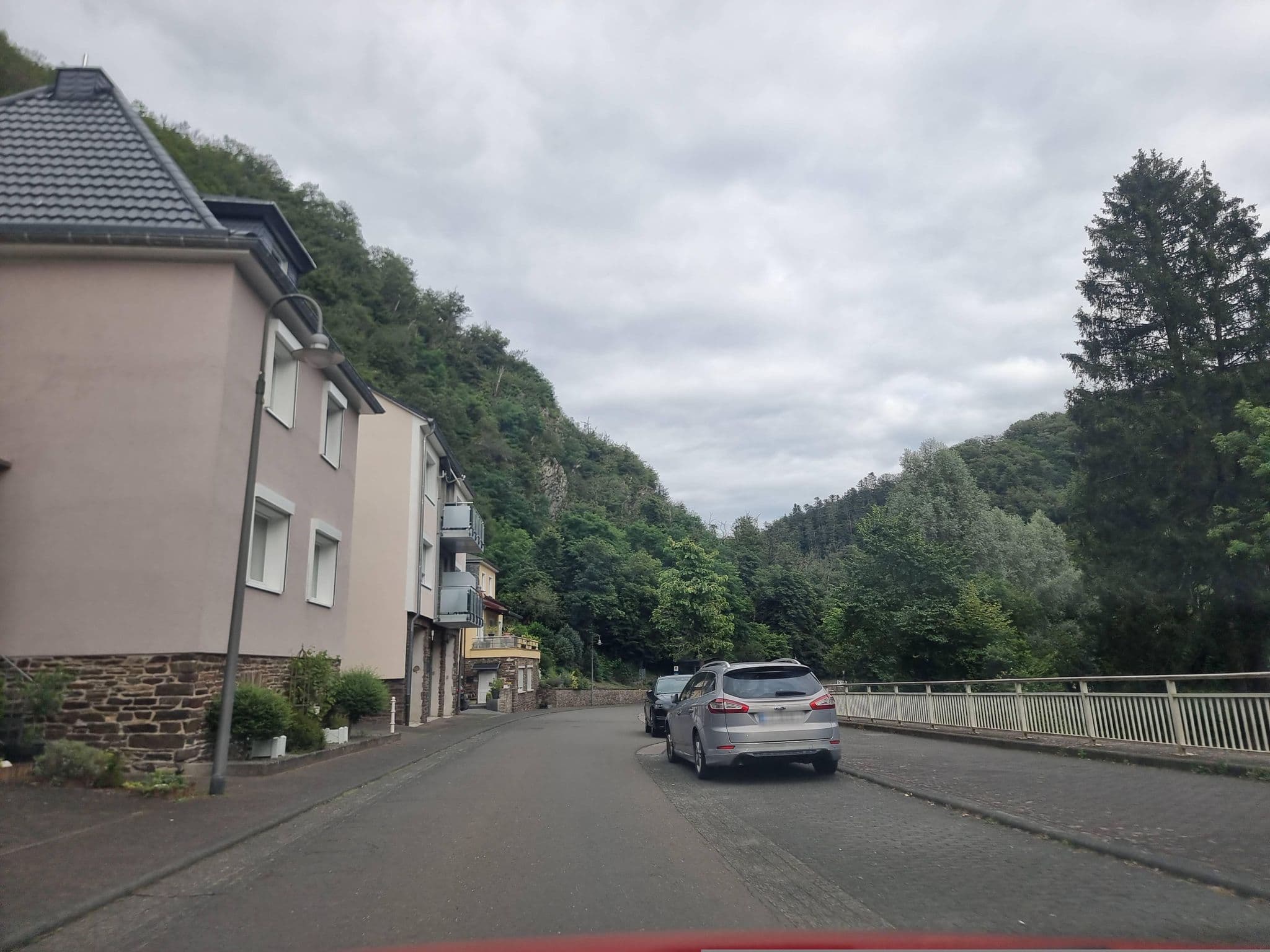 Street view near Haus Waldfrieden Inh. Stanislav Hadzhiev, Lutzerath — © ma_rt_in (CC BY-SA · Mapillary)