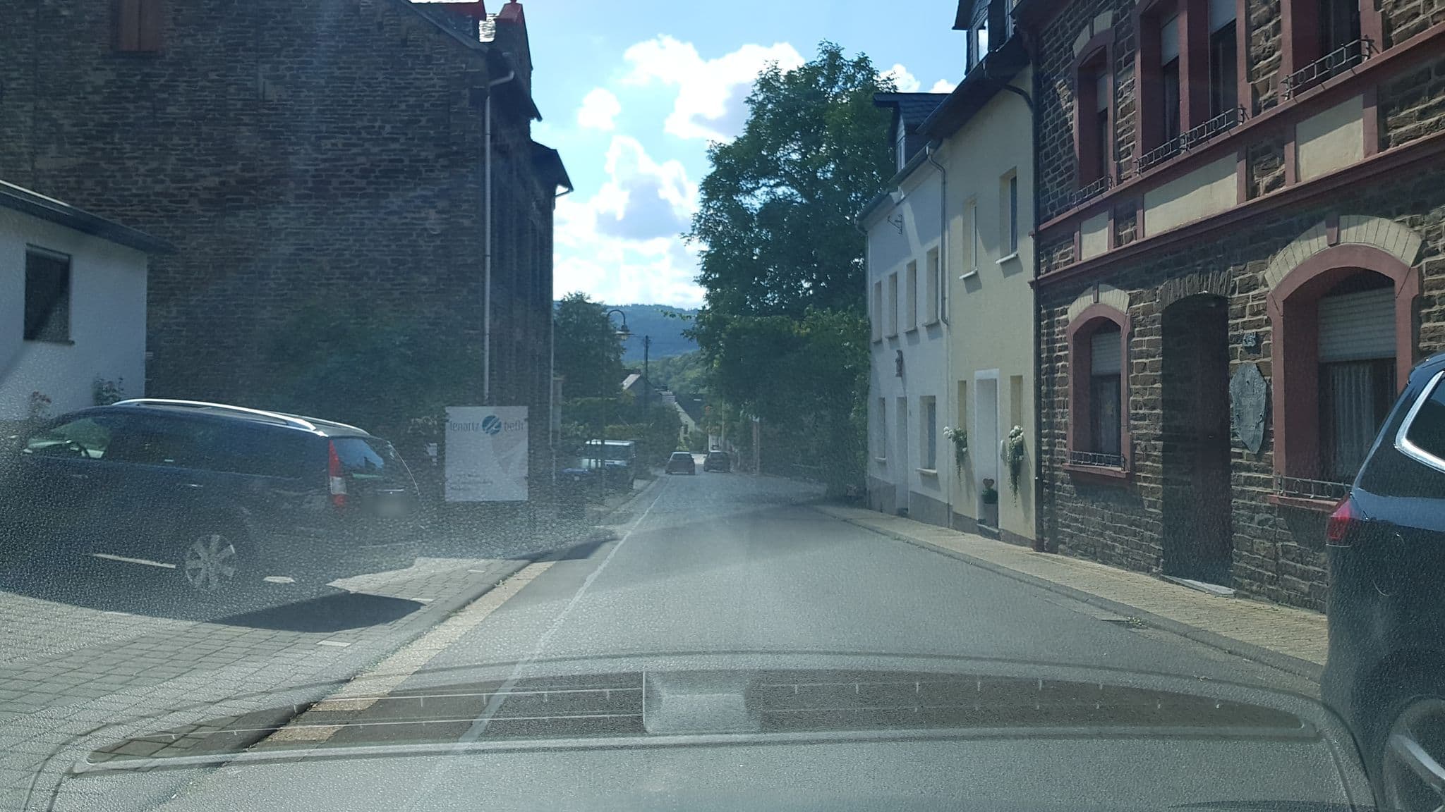 Street view near Gästehaus Lenartz-Beth, Ediger-Eller — © Lowiekse (CC BY-SA · Mapillary)