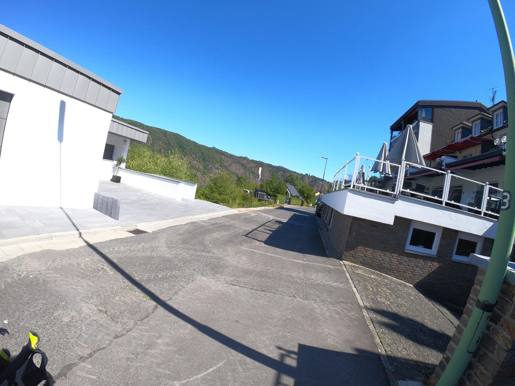 Street view near Moselromantik Hotel Thul, Cochem — © vinisa (CC BY-SA · Mapillary)