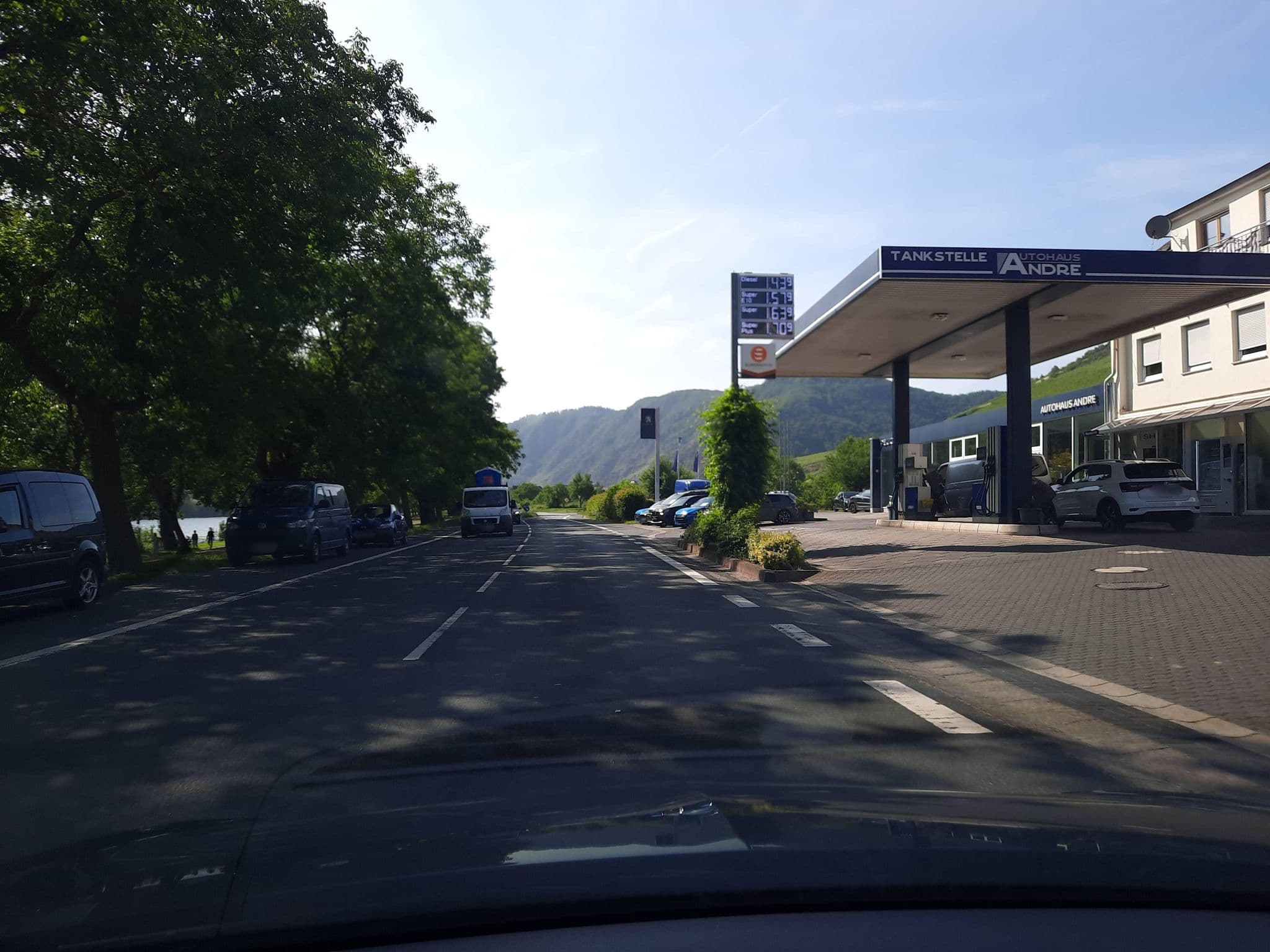 Street view near B&B Hotel Moselterrasse, Ediger-Eller — © Lowiekse (CC BY-SA · Mapillary)