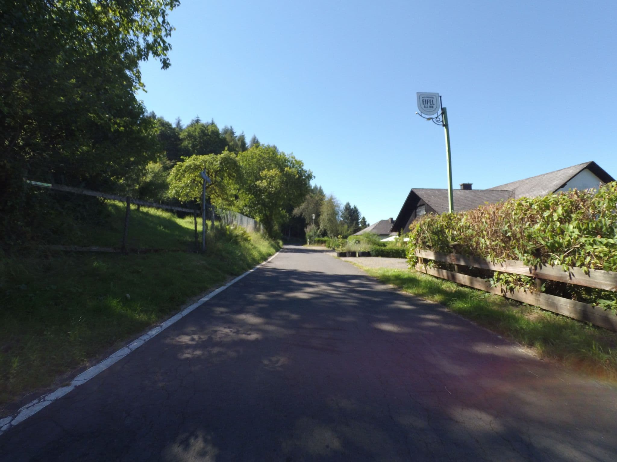 Street view near Pension Haus Anja, Bausendorf — © peewee32 (CC BY-SA · Mapillary)